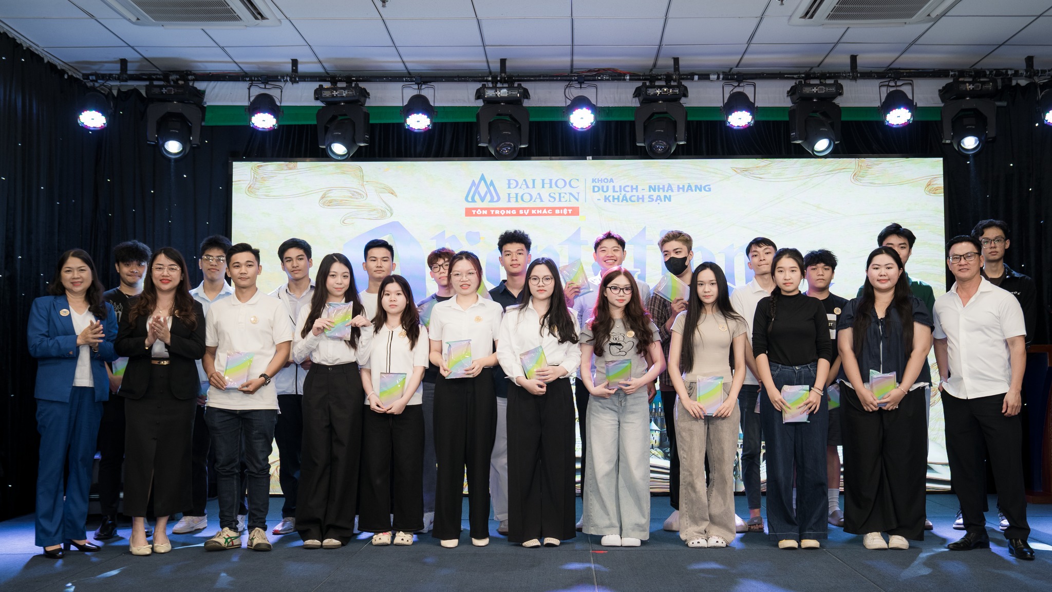 Top 7 ngành học hot và dễ xin việc nhất 2026