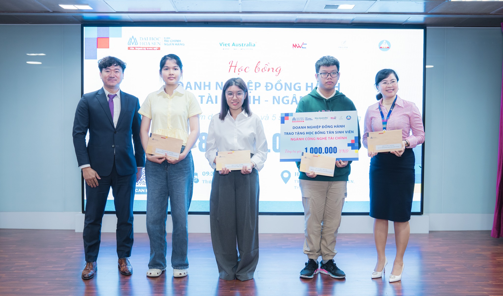 Top 7 ngành học hot và dễ xin việc nhất 2026