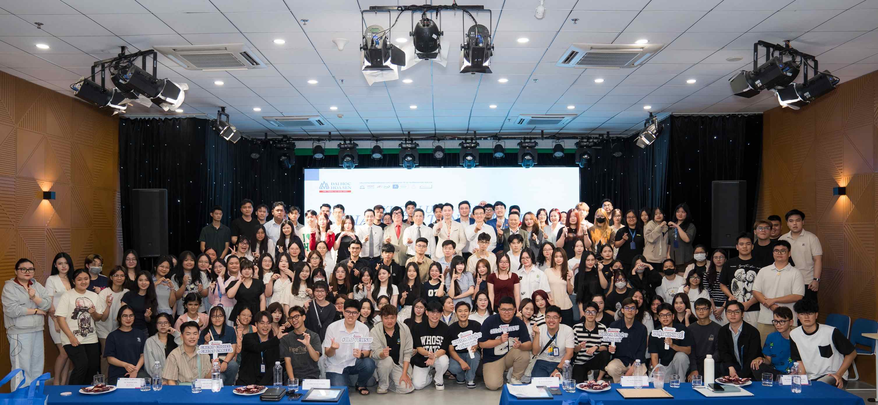 Top 7 ngành học hot và dễ xin việc nhất 2026