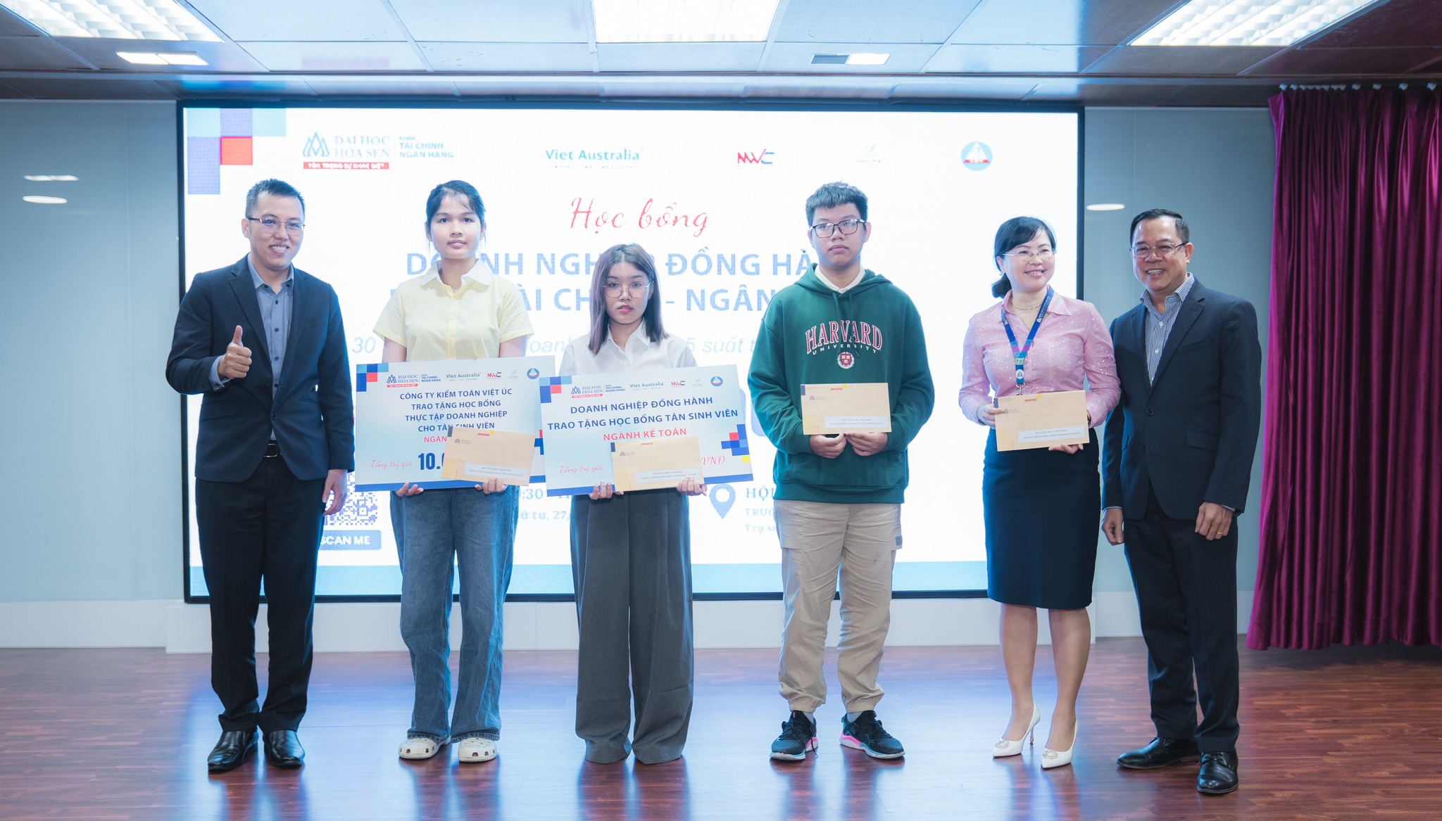 Top 7 ngành học hot và dễ xin việc nhất 2026