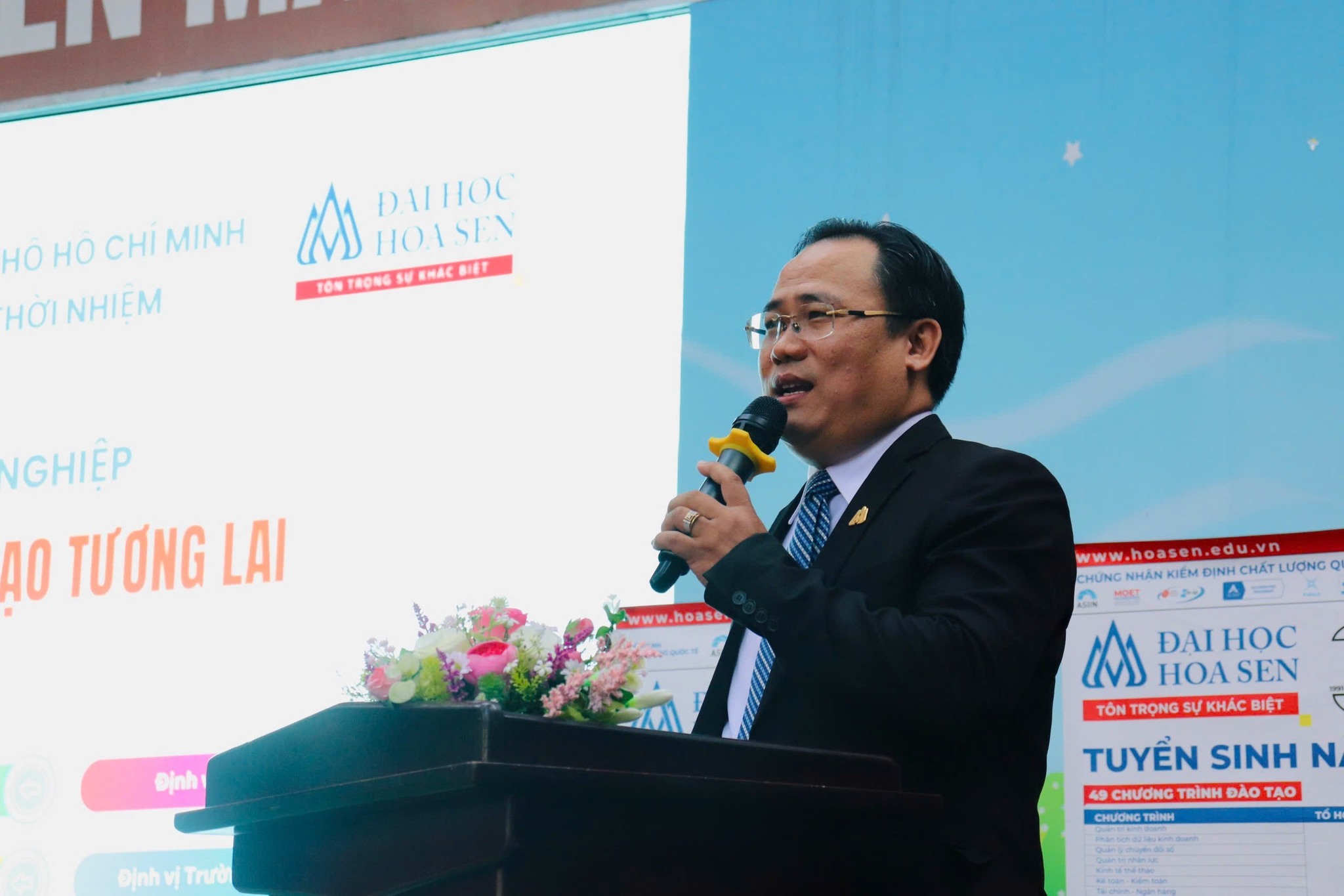 HSU truyền cảm hứng nghề nghiệp tại THPT Ngô Thời Nhiệm cùng học sinh “đánh thức” tương lai