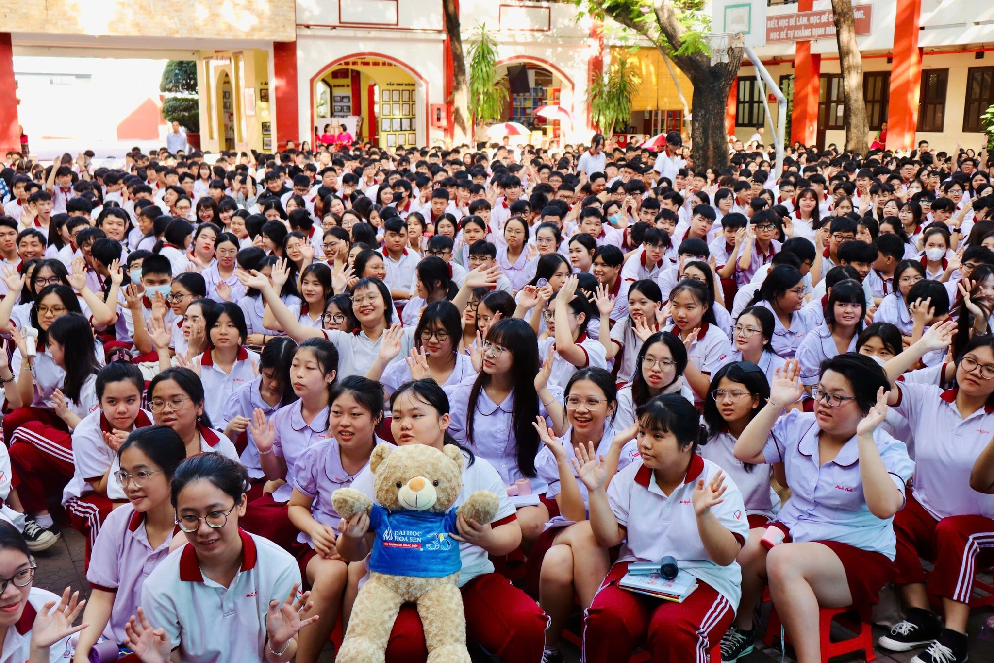 HSU truyền cảm hứng nghề nghiệp tại THPT Ngô Thời Nhiệm cùng học sinh “đánh thức” tương lai