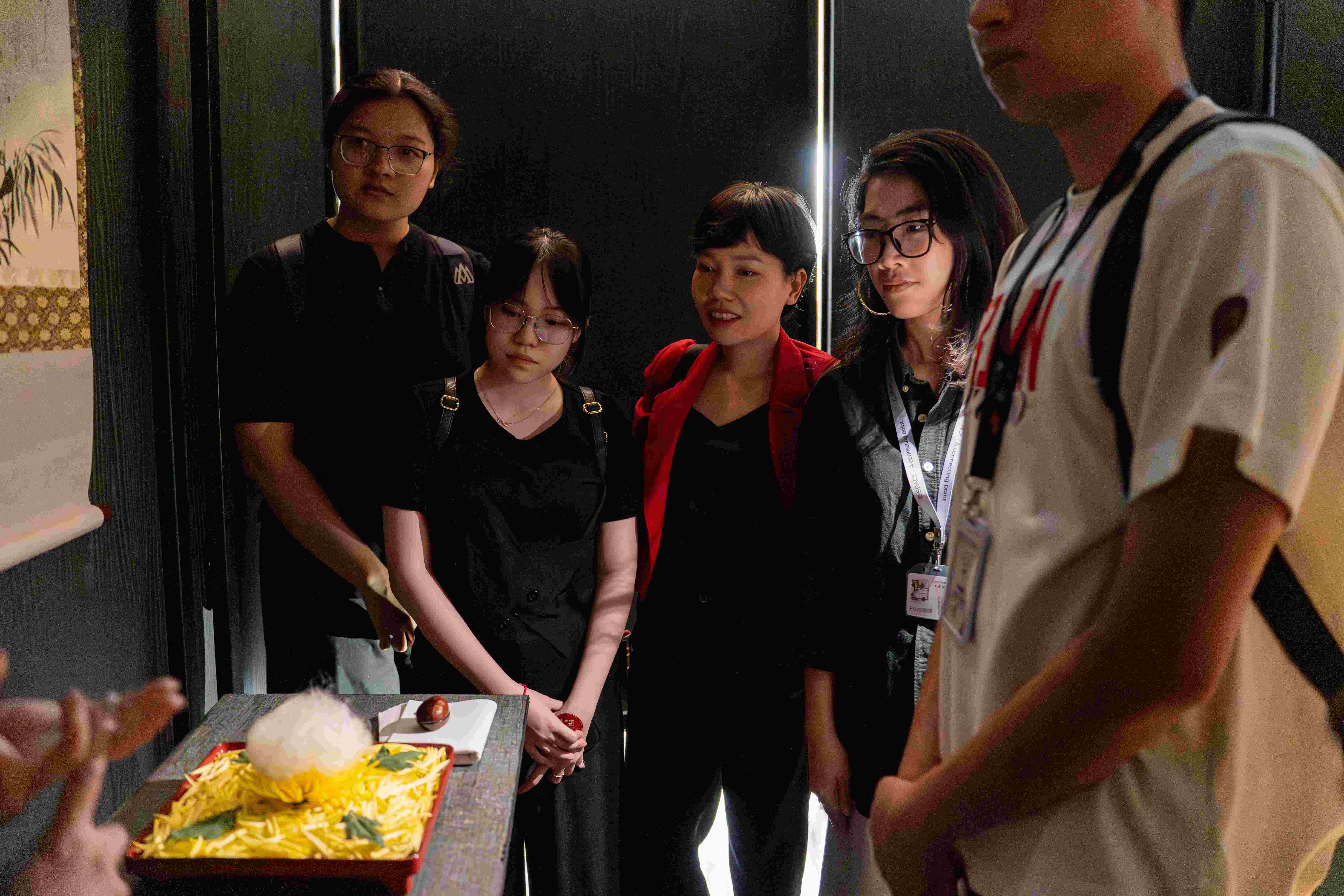 Sinh viên HSU - ngành thiết kế nội thất tham quan triển lãm Văn hóa Nhật trong thiết kế và vật liệu tại Cspace Integrated Complex