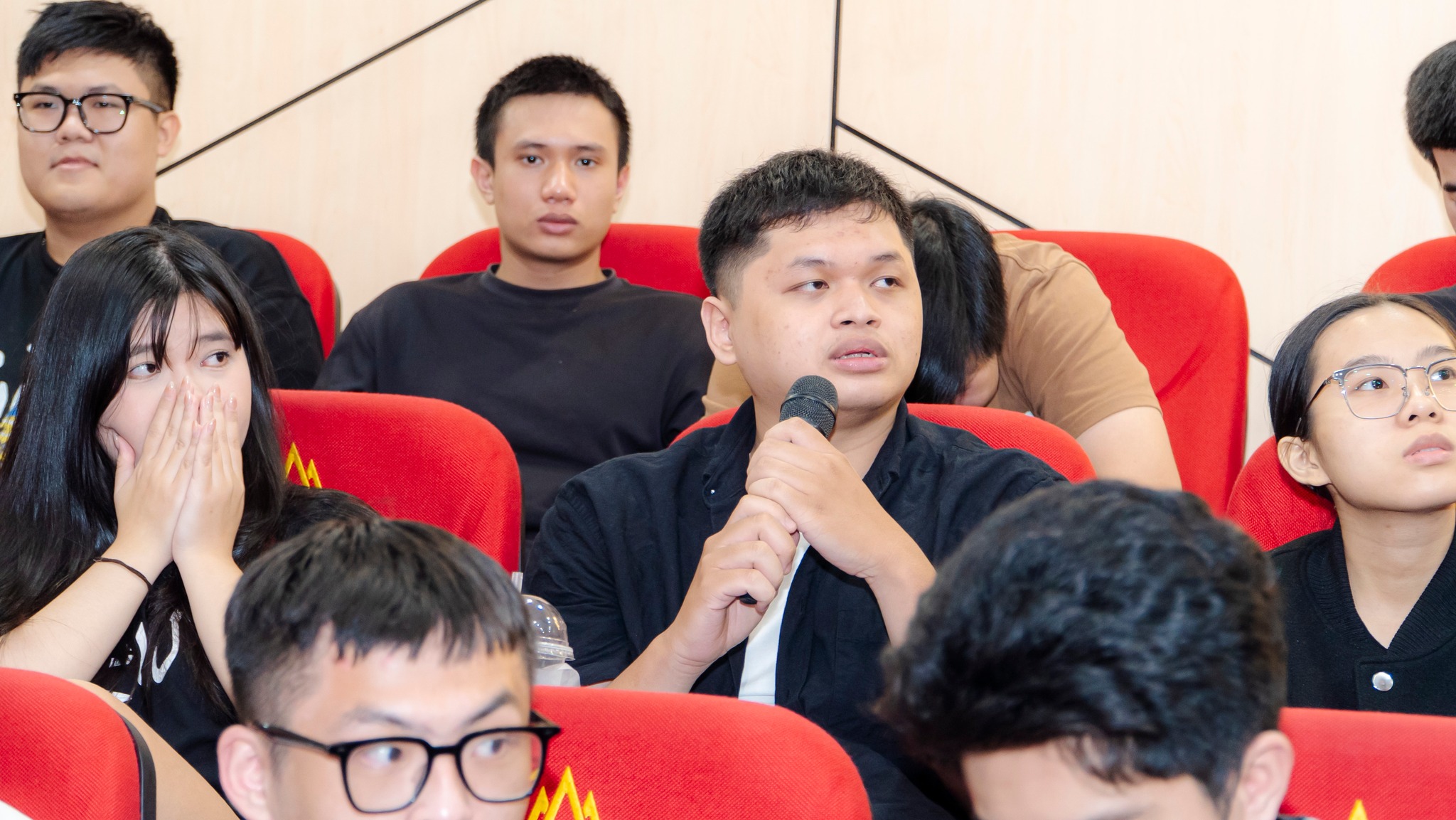 Ra mắt “Behind The Data 2025” – Sân chơi nghiên cứu sáng tạo dành cho sinh viên HSU