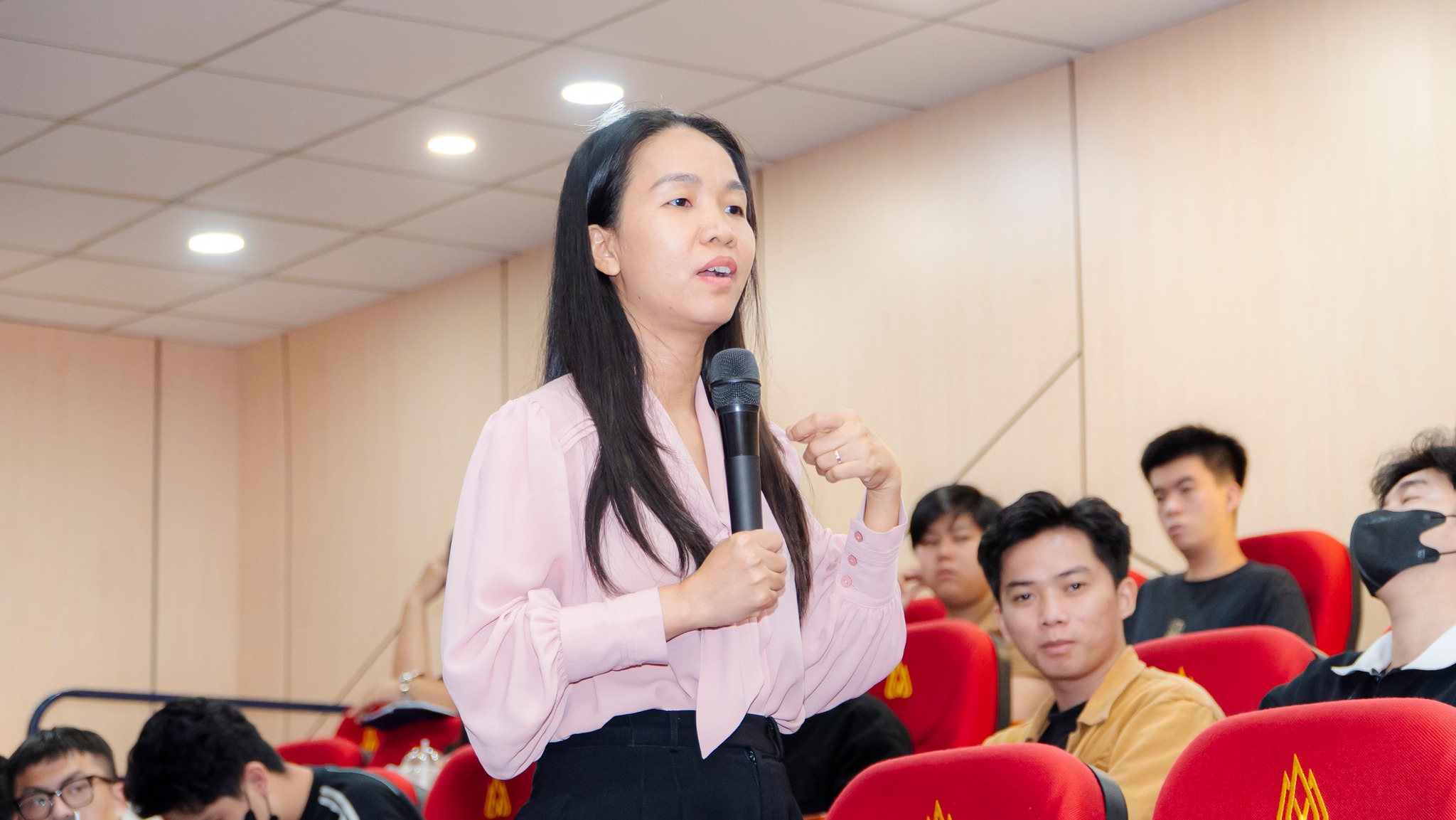 Ra mắt “Behind The Data 2025” – Sân chơi nghiên cứu sáng tạo dành cho sinh viên HSU