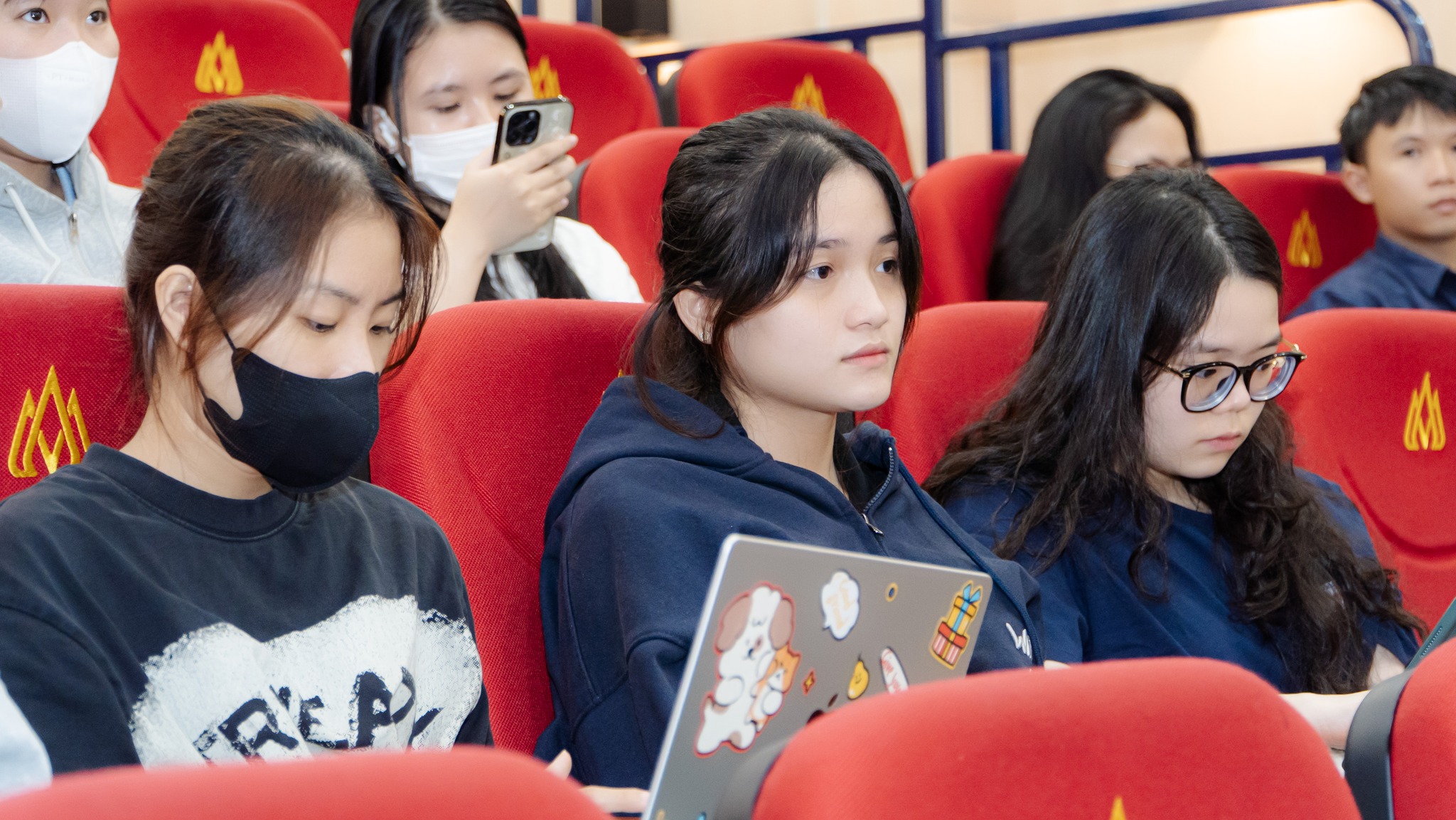 Ra mắt “Behind The Data 2025” – Sân chơi nghiên cứu sáng tạo dành cho sinh viên HSU