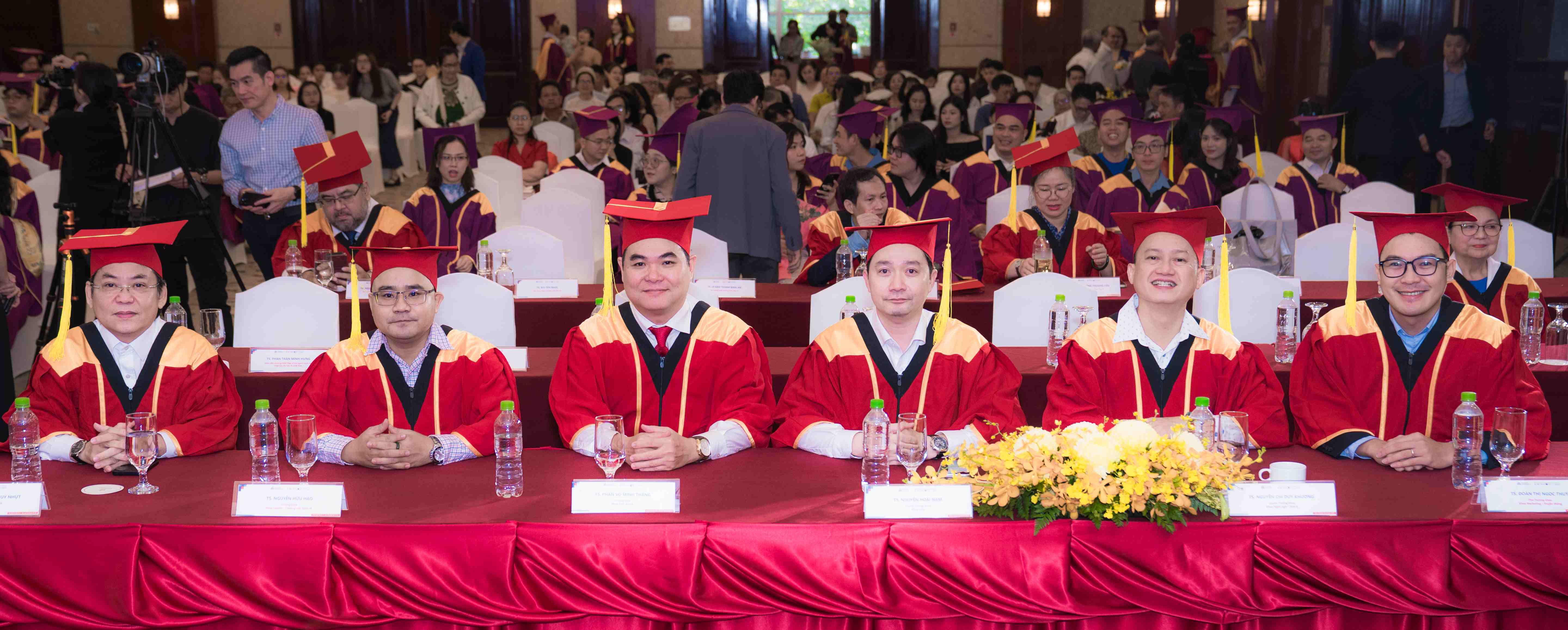 Lễ tốt nghiệp thạc sĩ, lễ khai giảng 2025-2026- Viện sau đại học và Lãnh đạo Đại học Hoa Sen