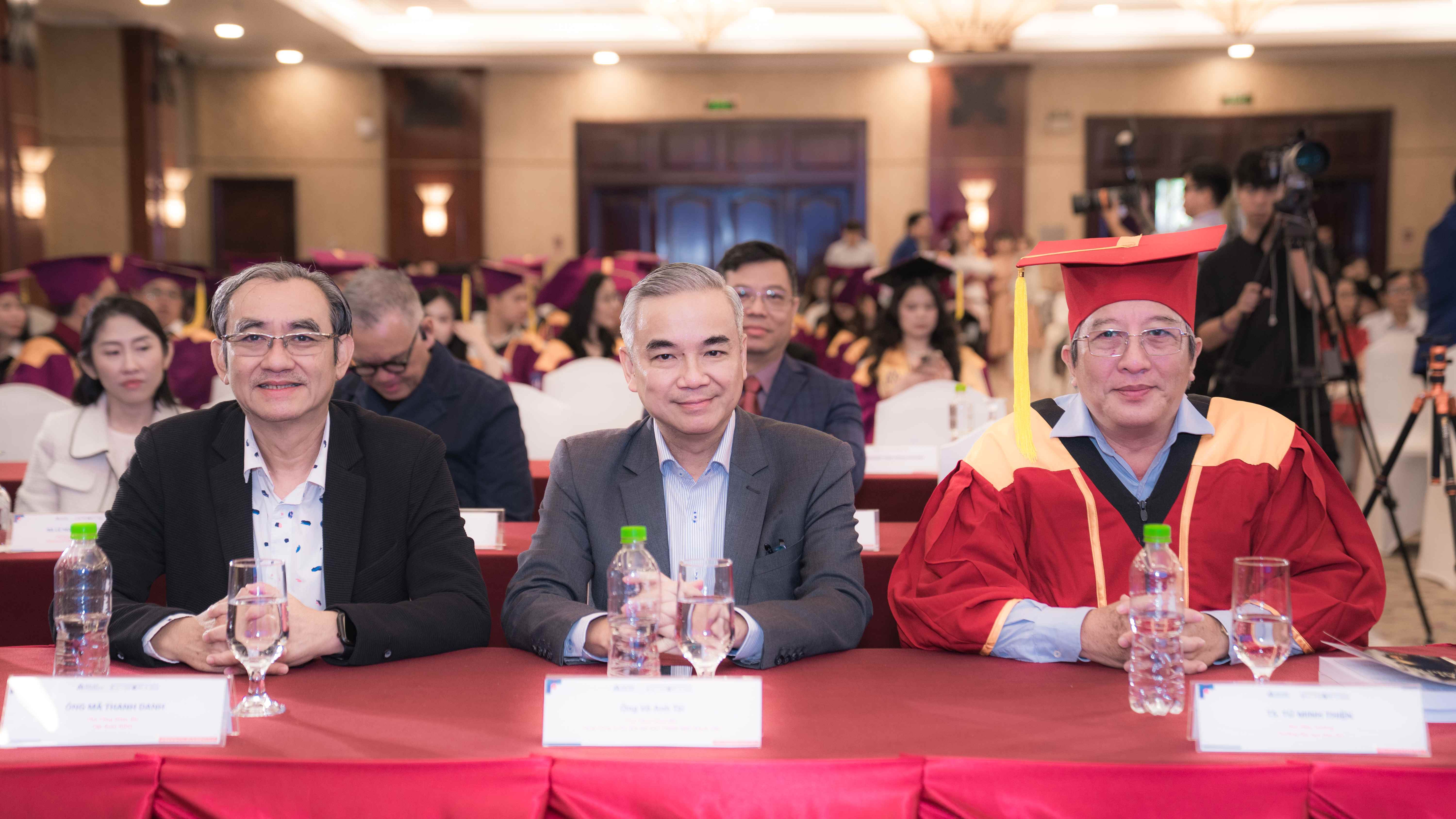 Lễ tốt nghiệp thạc sĩ, lễ khai giảng 2025-2026- Viện sau đại học và Lãnh đạo Đại học Hoa Sen