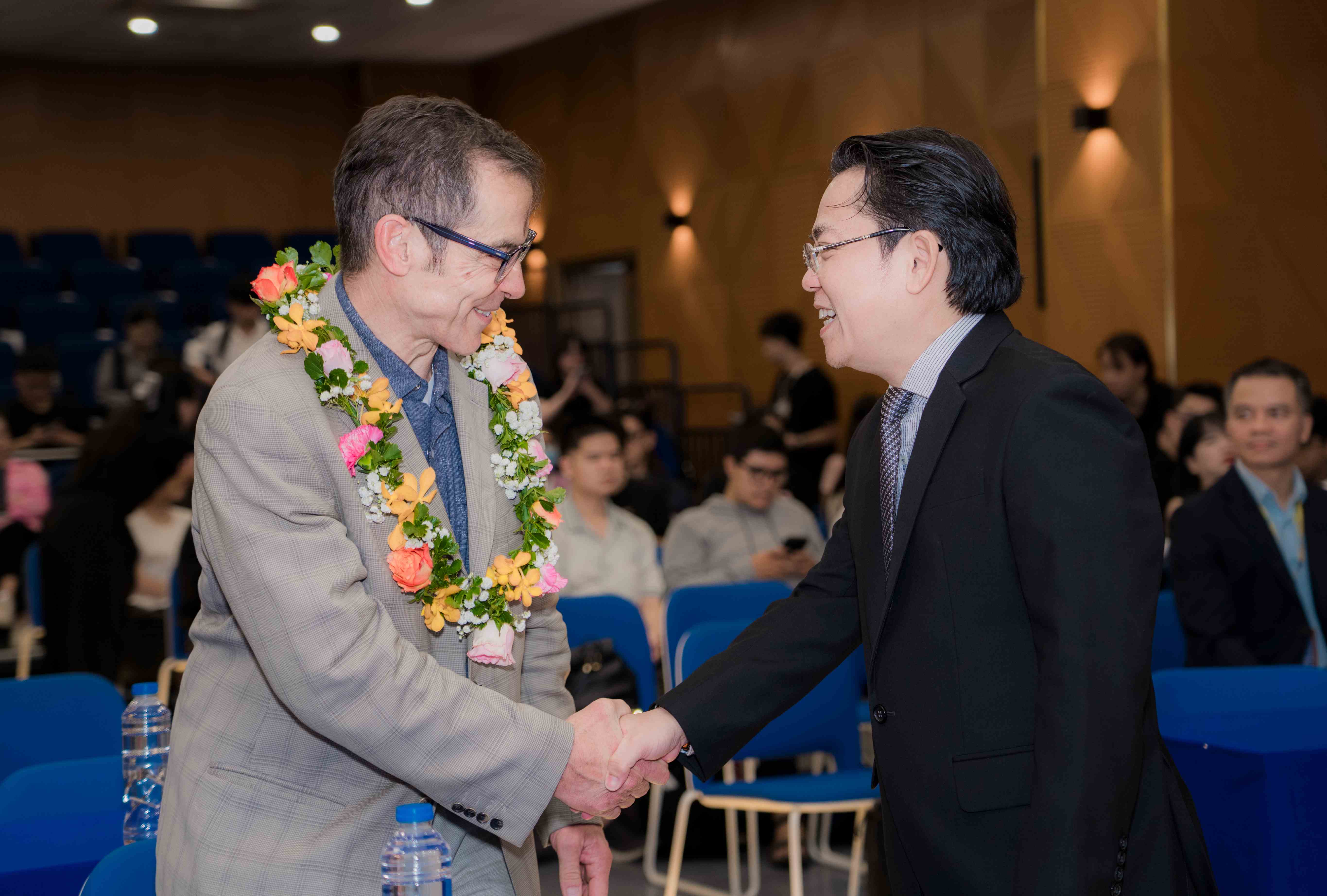 Buổi nói chuyện chuyên đề cùng Giáo sư John Stauffer (Đại học Harvard) và Nhà thơ – Dịch giả Nguyễn Đỗ