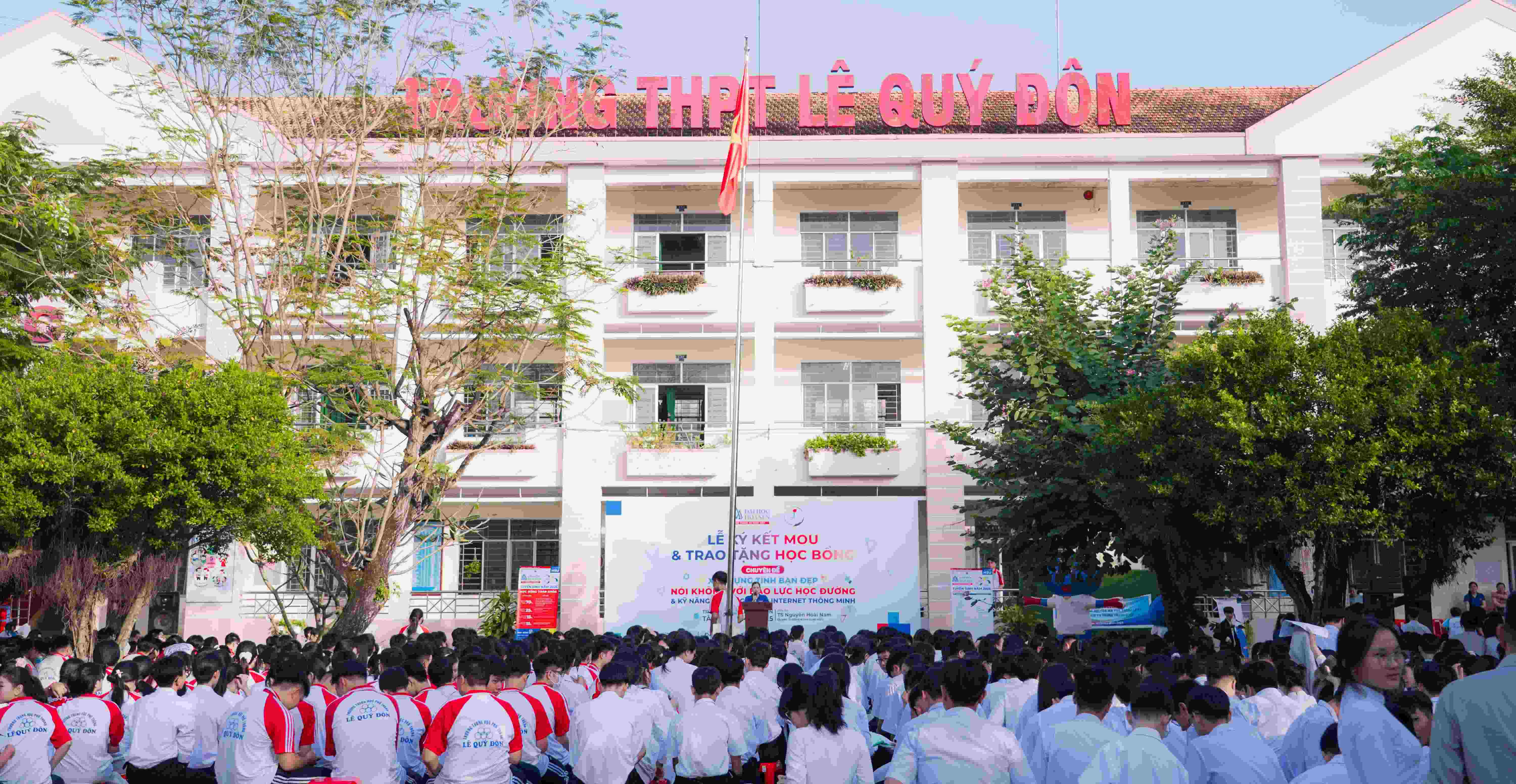 HSU đồng hành cùng THPT Lê Quý Đôn qua hoạt động trao học bổng và giáo dục an toàn học đường