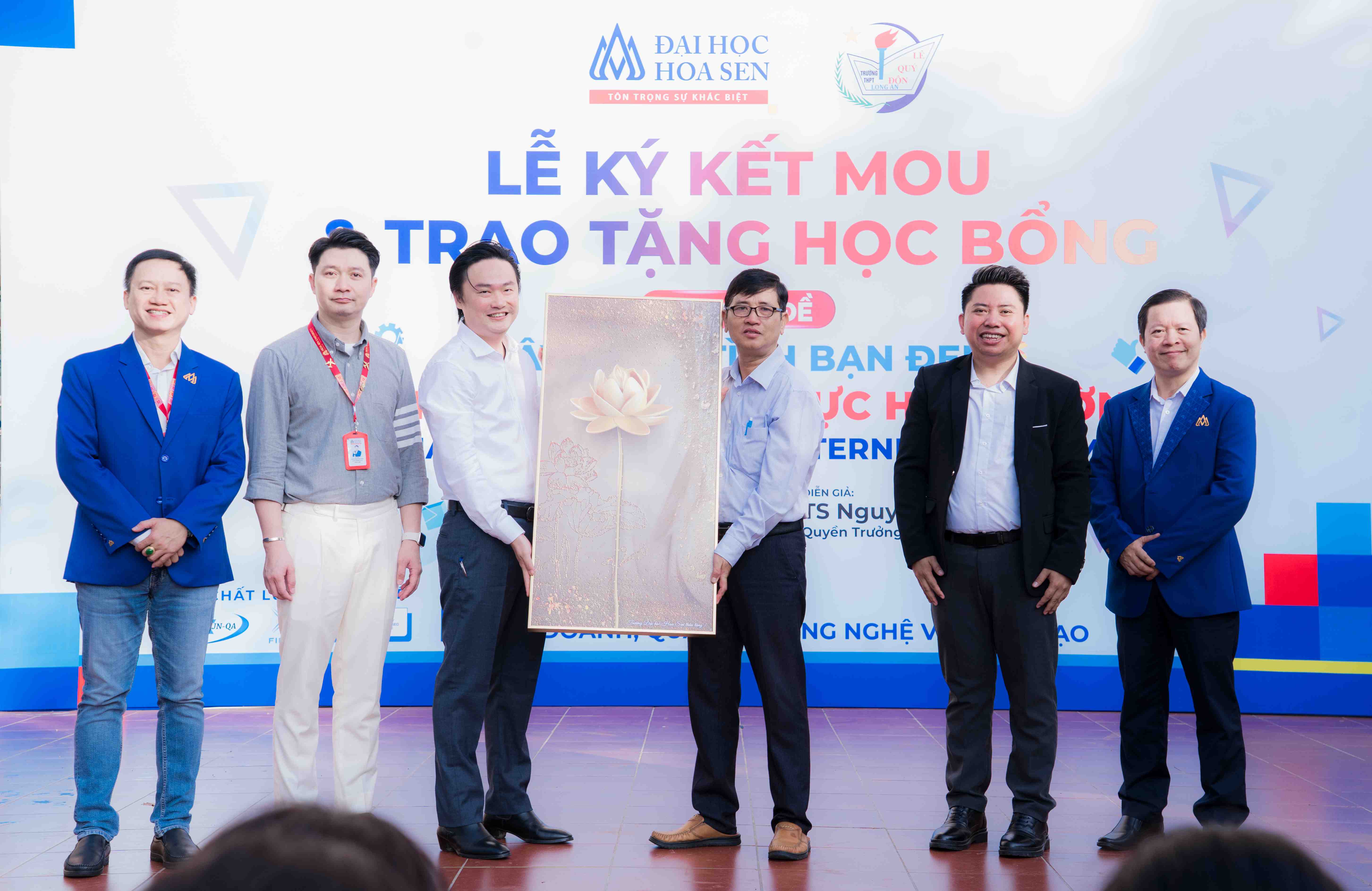 HSU đồng hành cùng THPT Lê Quý Đôn qua hoạt động trao học bổng và giáo dục an toàn học đường