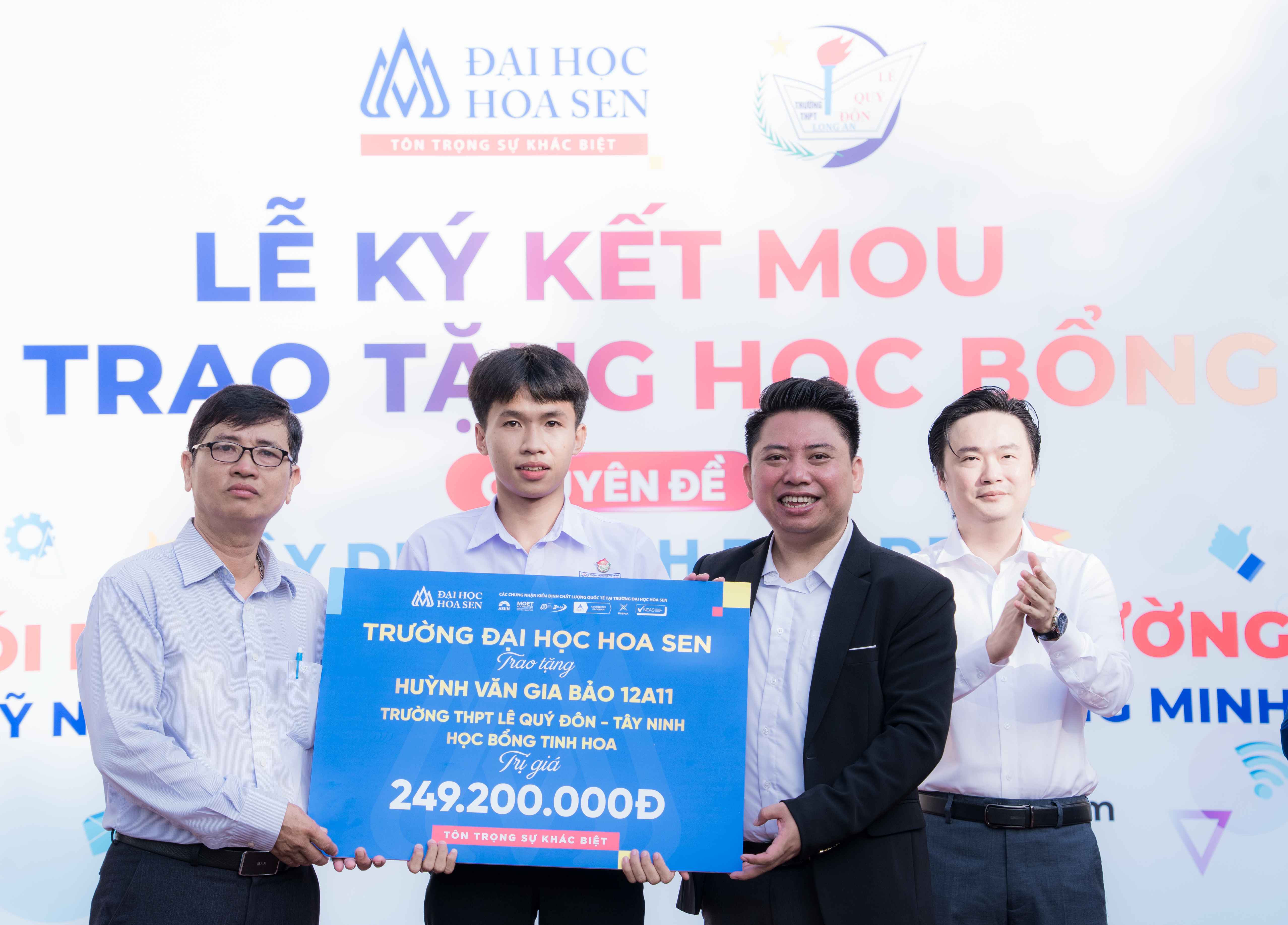 HSU đồng hành cùng THPT Lê Quý Đôn qua hoạt động trao học bổng và giáo dục an toàn học đường