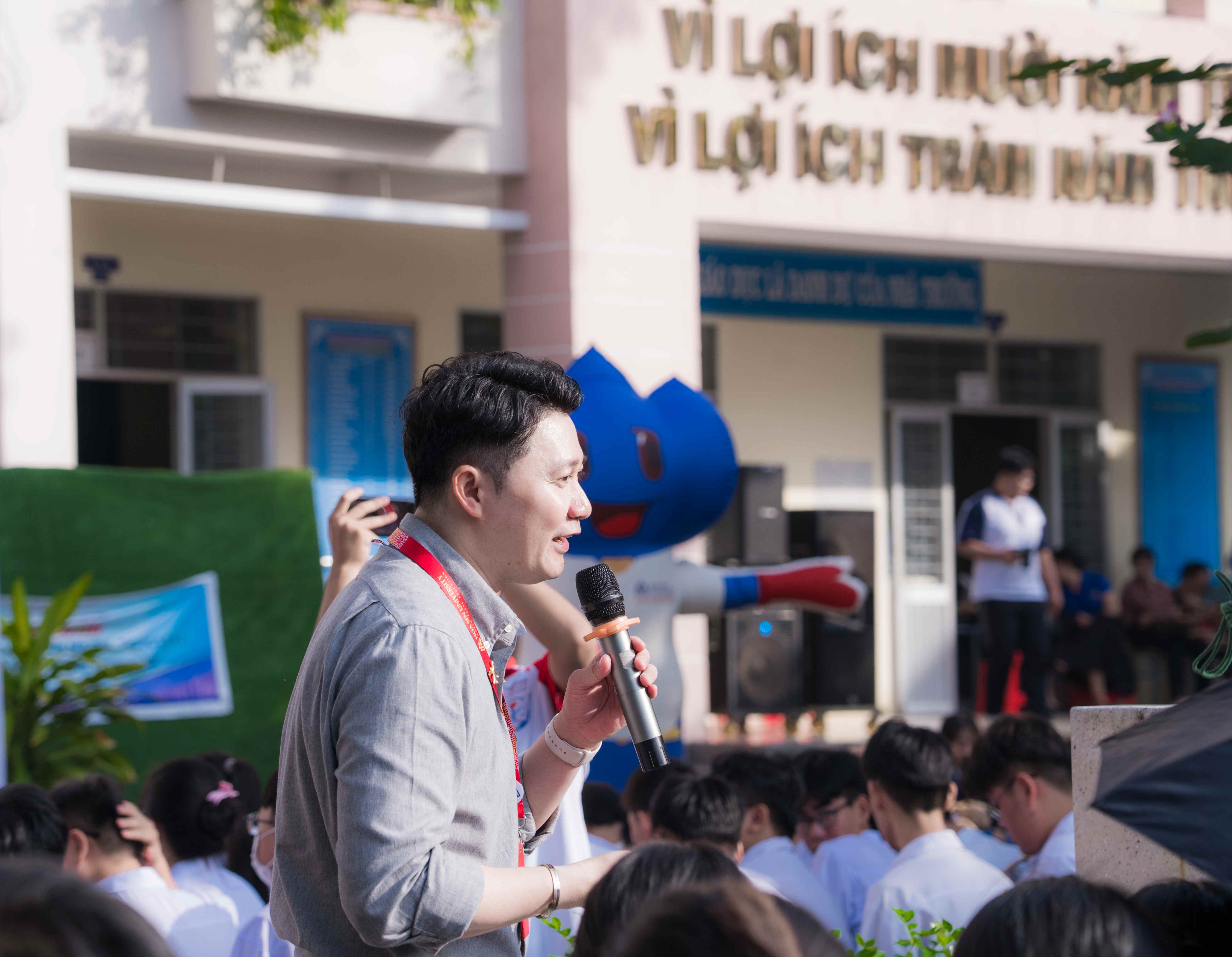 HSU đồng hành cùng THPT Lê Quý Đôn qua hoạt động trao học bổng và giáo dục an toàn học đường