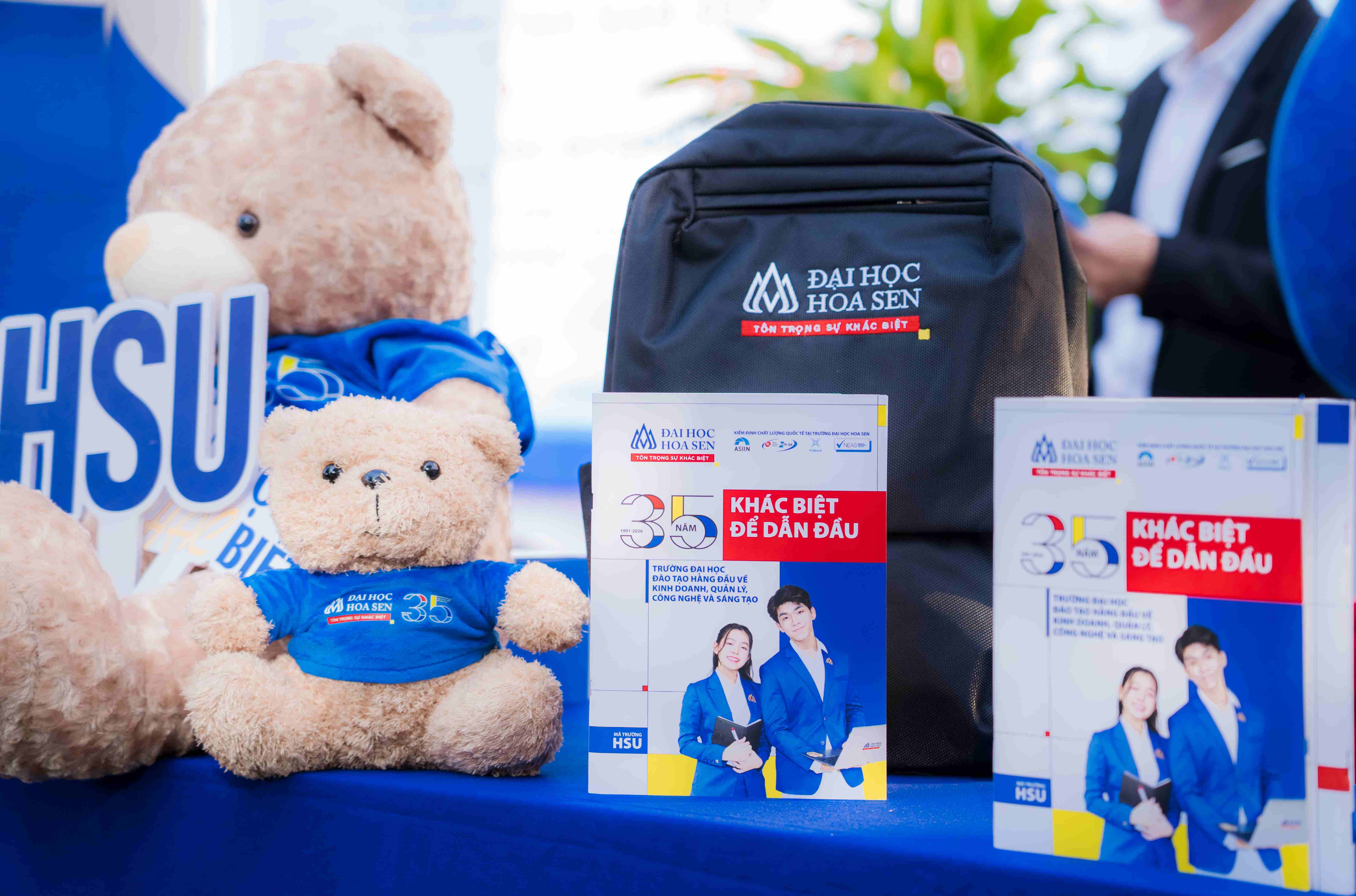 HSU đồng hành cùng THPT Lê Quý Đôn qua hoạt động trao học bổng và giáo dục an toàn học đường