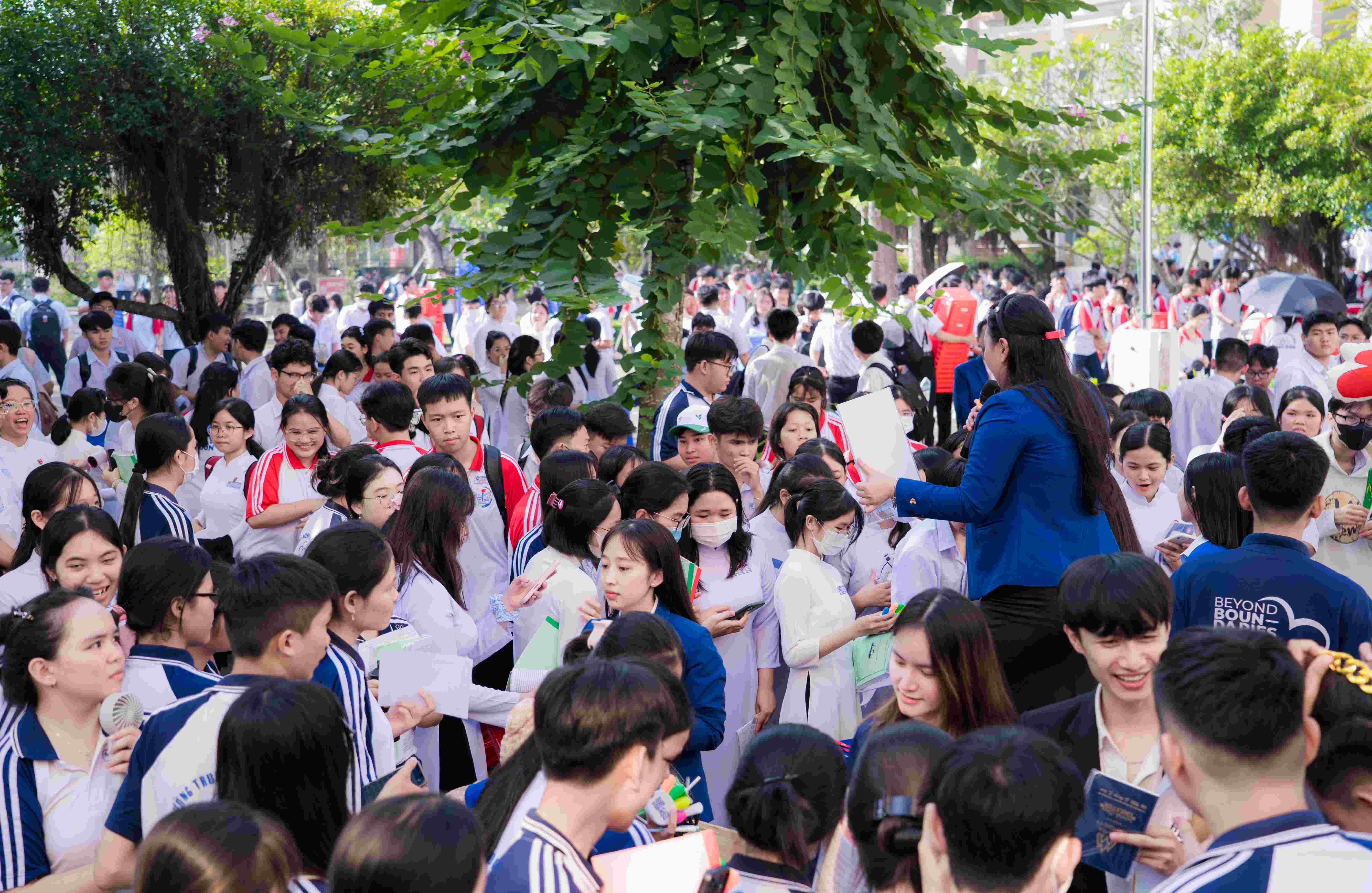 HSU đồng hành cùng THPT Lê Quý Đôn qua hoạt động trao học bổng và giáo dục an toàn học đường