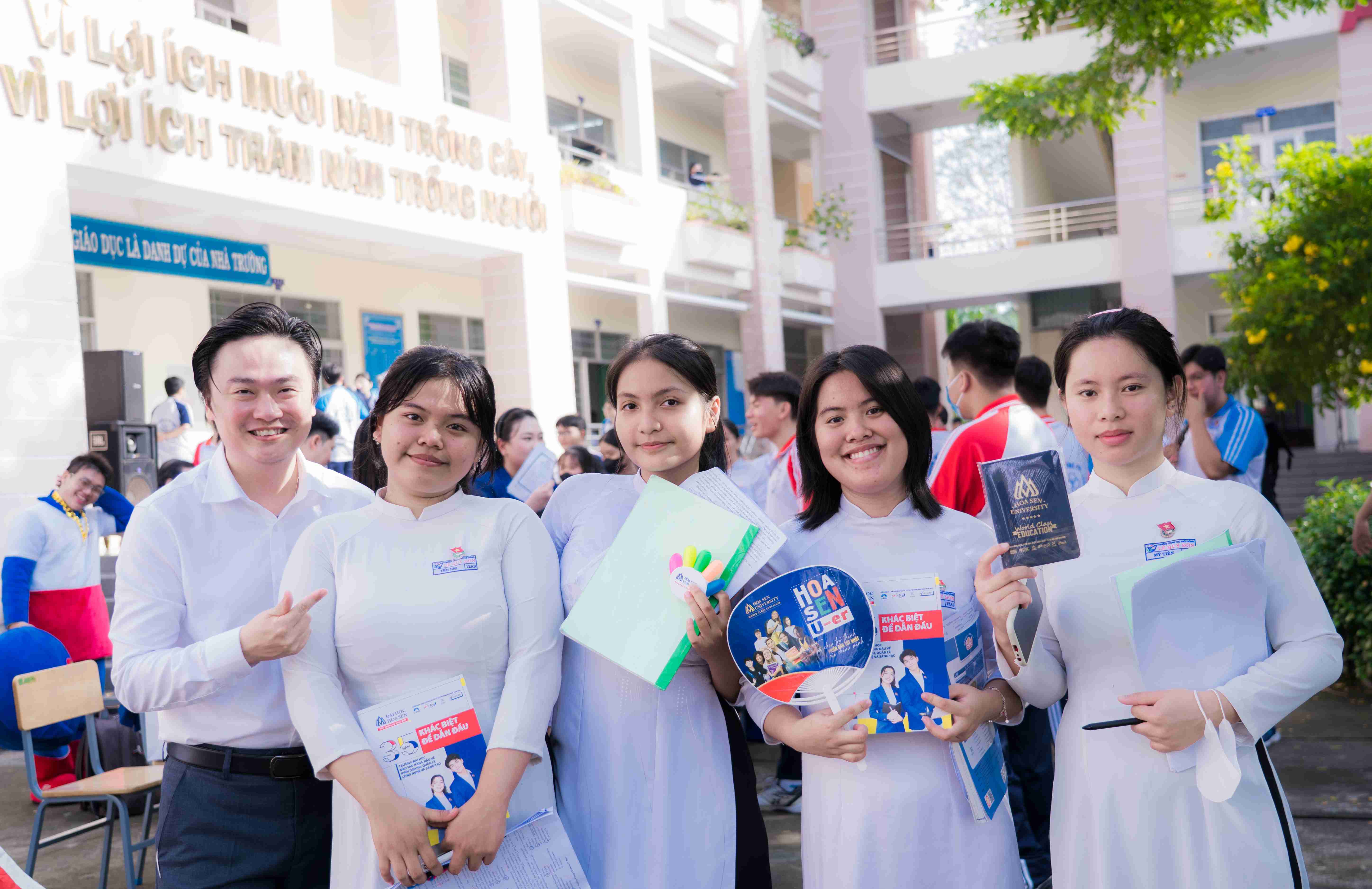 HSU đồng hành cùng THPT Lê Quý Đôn qua hoạt động trao học bổng và giáo dục an toàn học đường