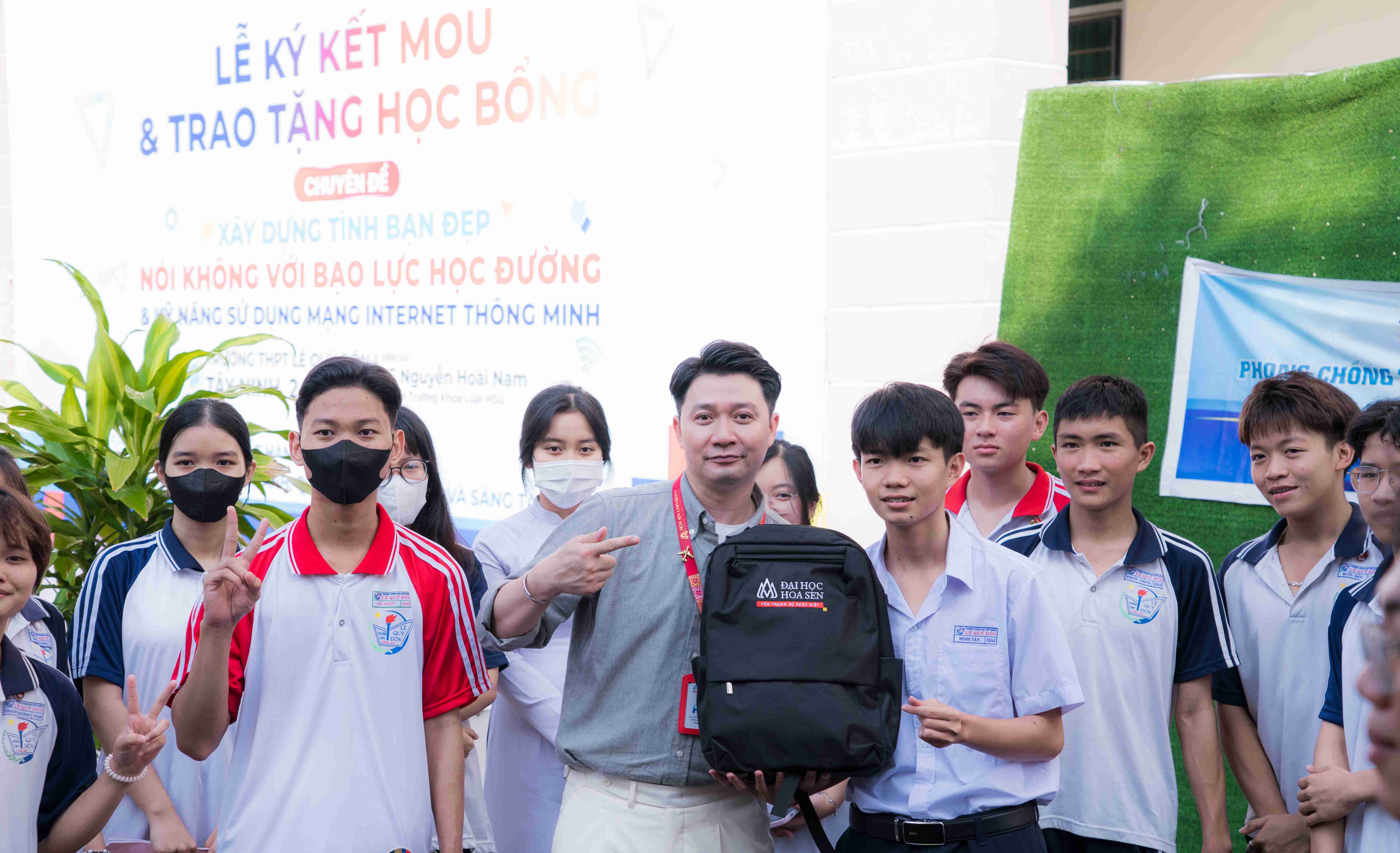 HSU đồng hành cùng THPT Lê Quý Đôn qua hoạt động trao học bổng và giáo dục an toàn học đường