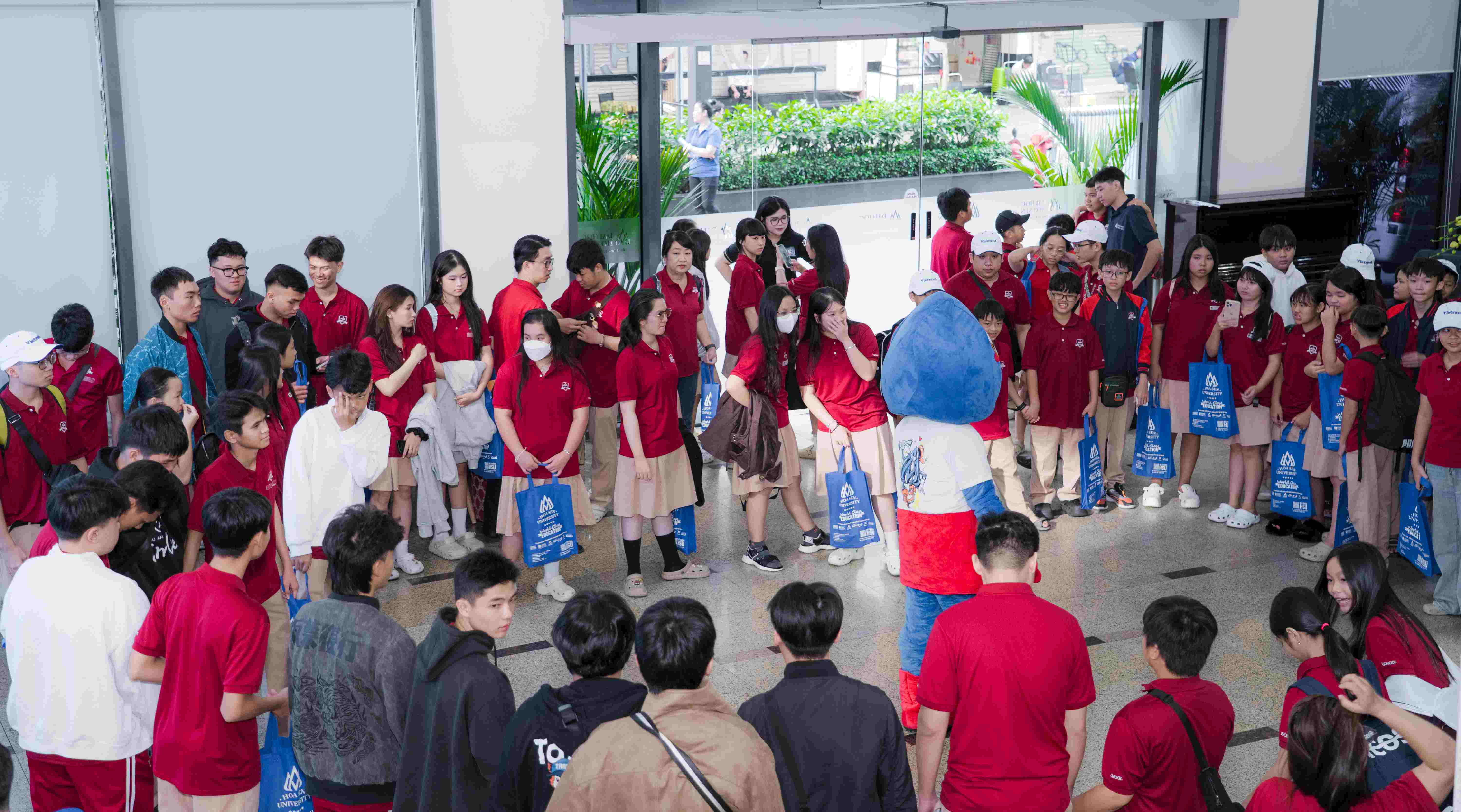 HSU đón đoàn học sinh iSchool Rạch Giá