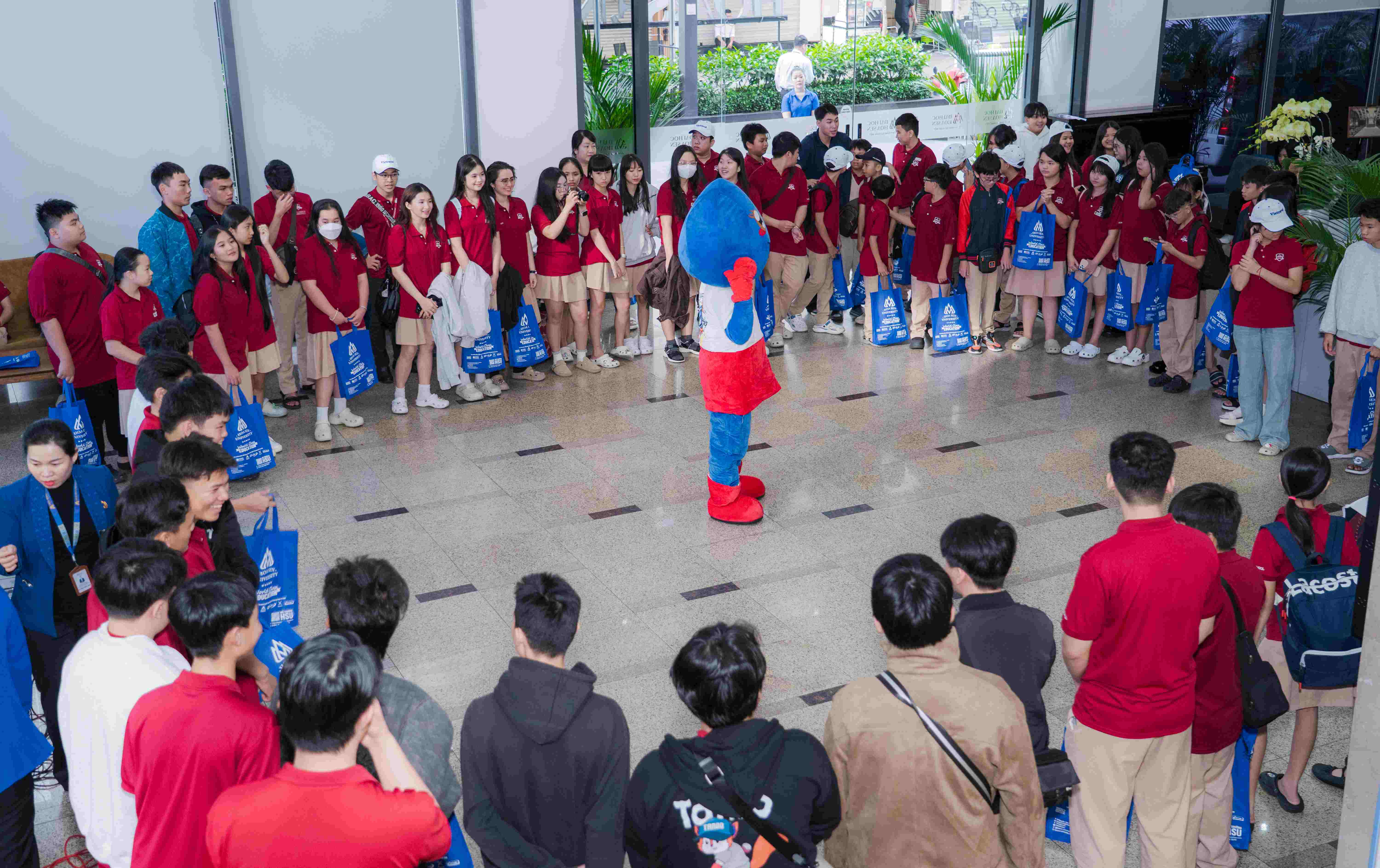 HSU đón đoàn học sinh iSchool Rạch Giá