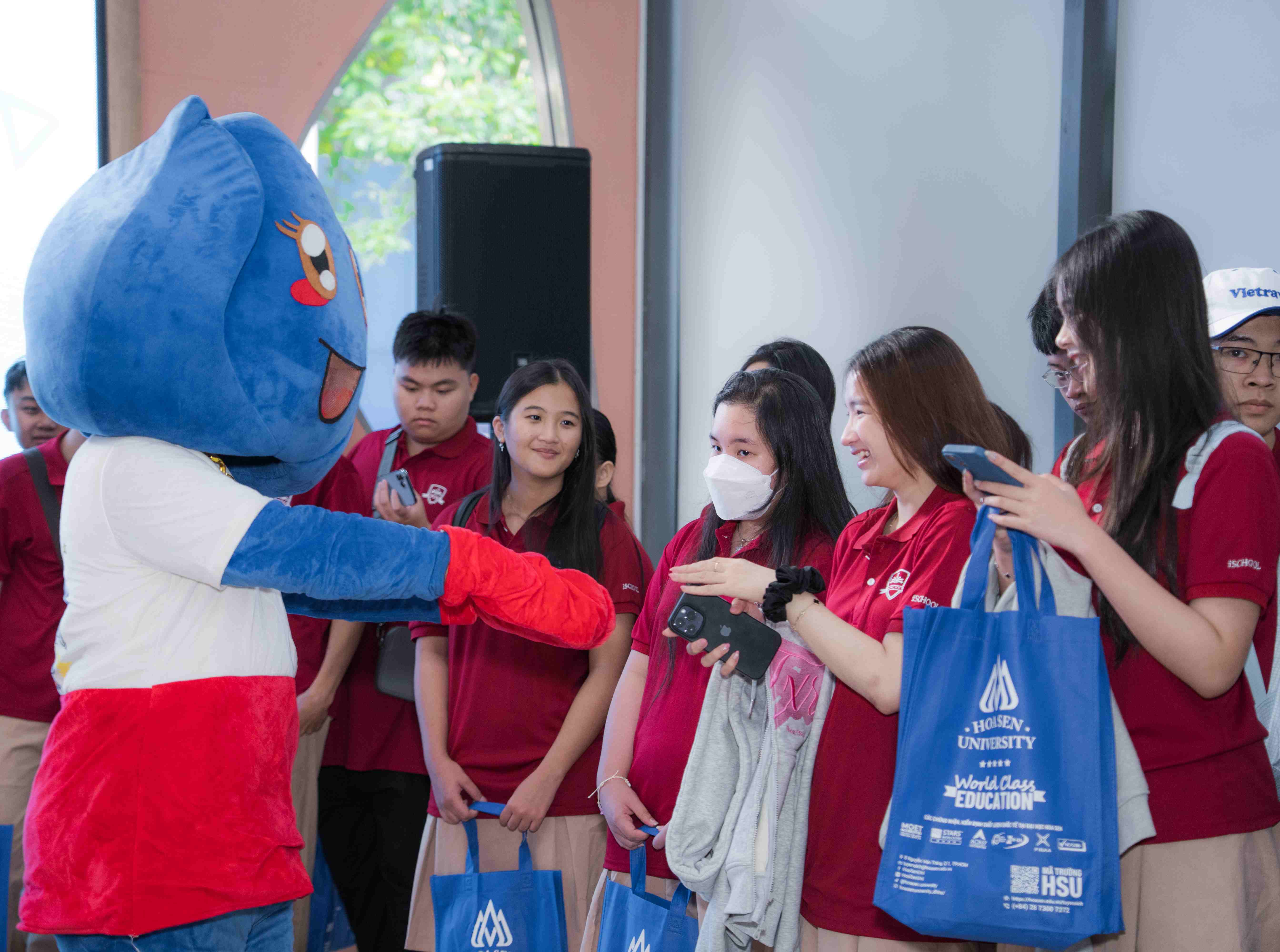 HSU đón đoàn học sinh iSchool Rạch Giá