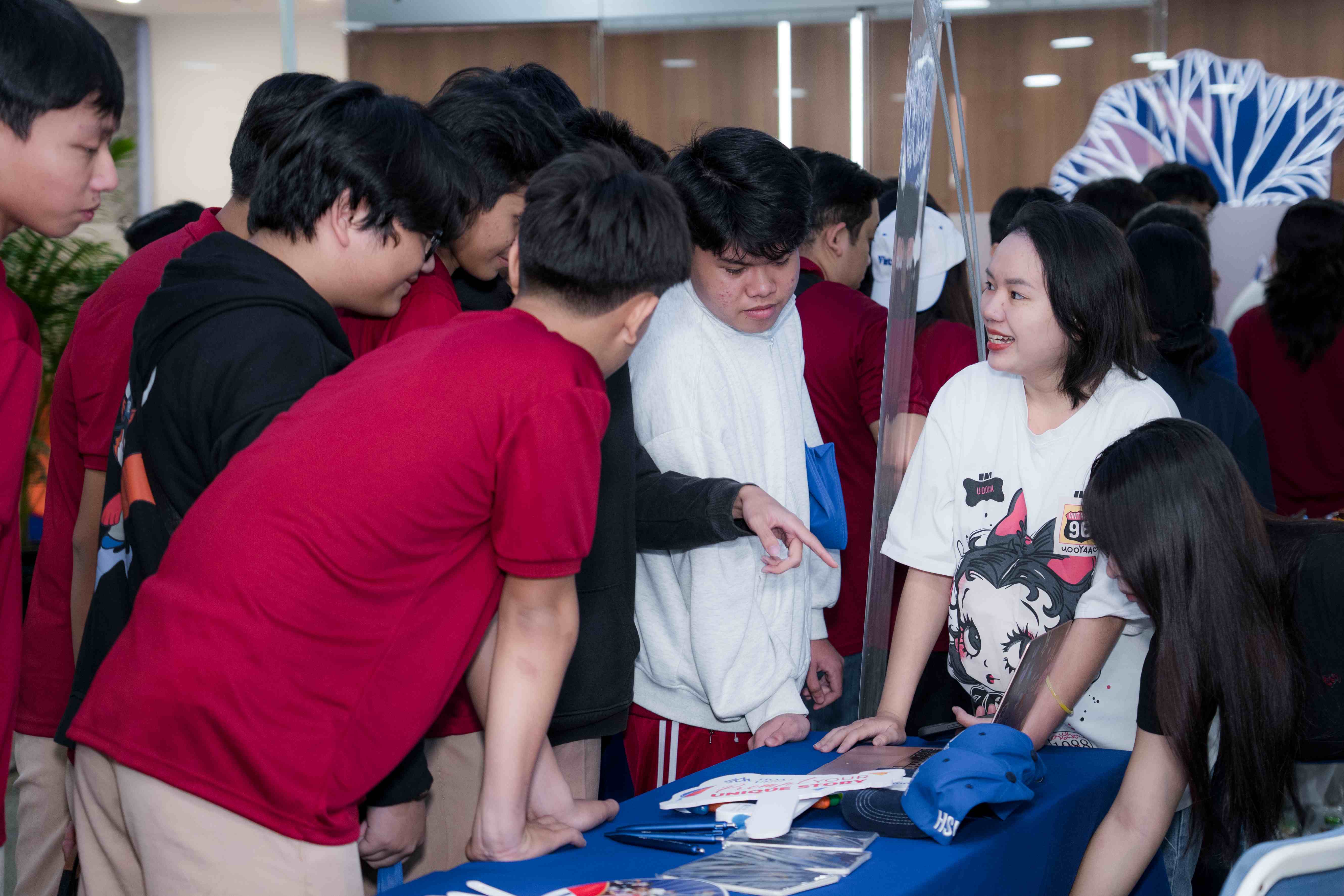 HSU đón đoàn học sinh iSchool Rạch Giá