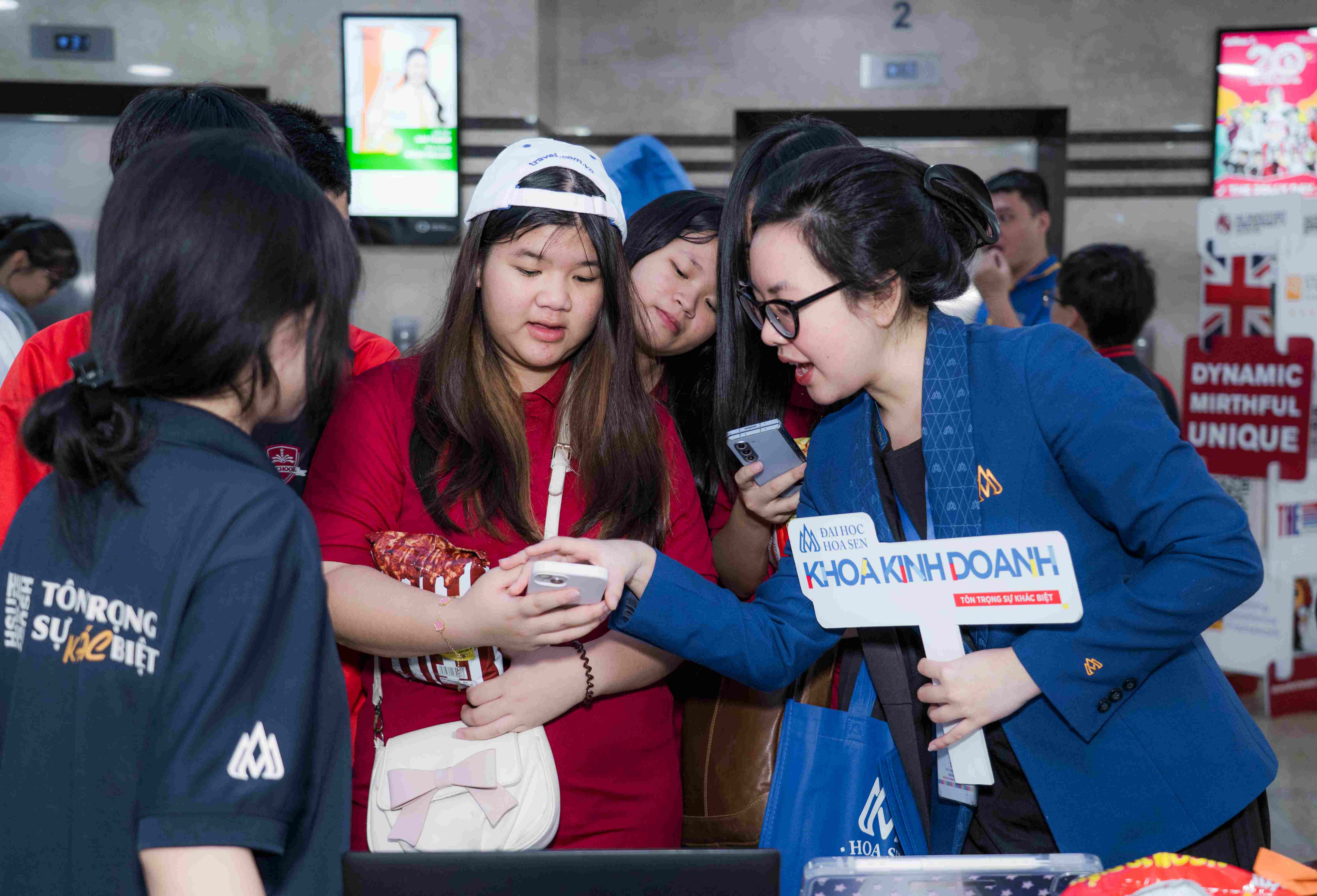 HSU đón đoàn học sinh iSchool Rạch Giá