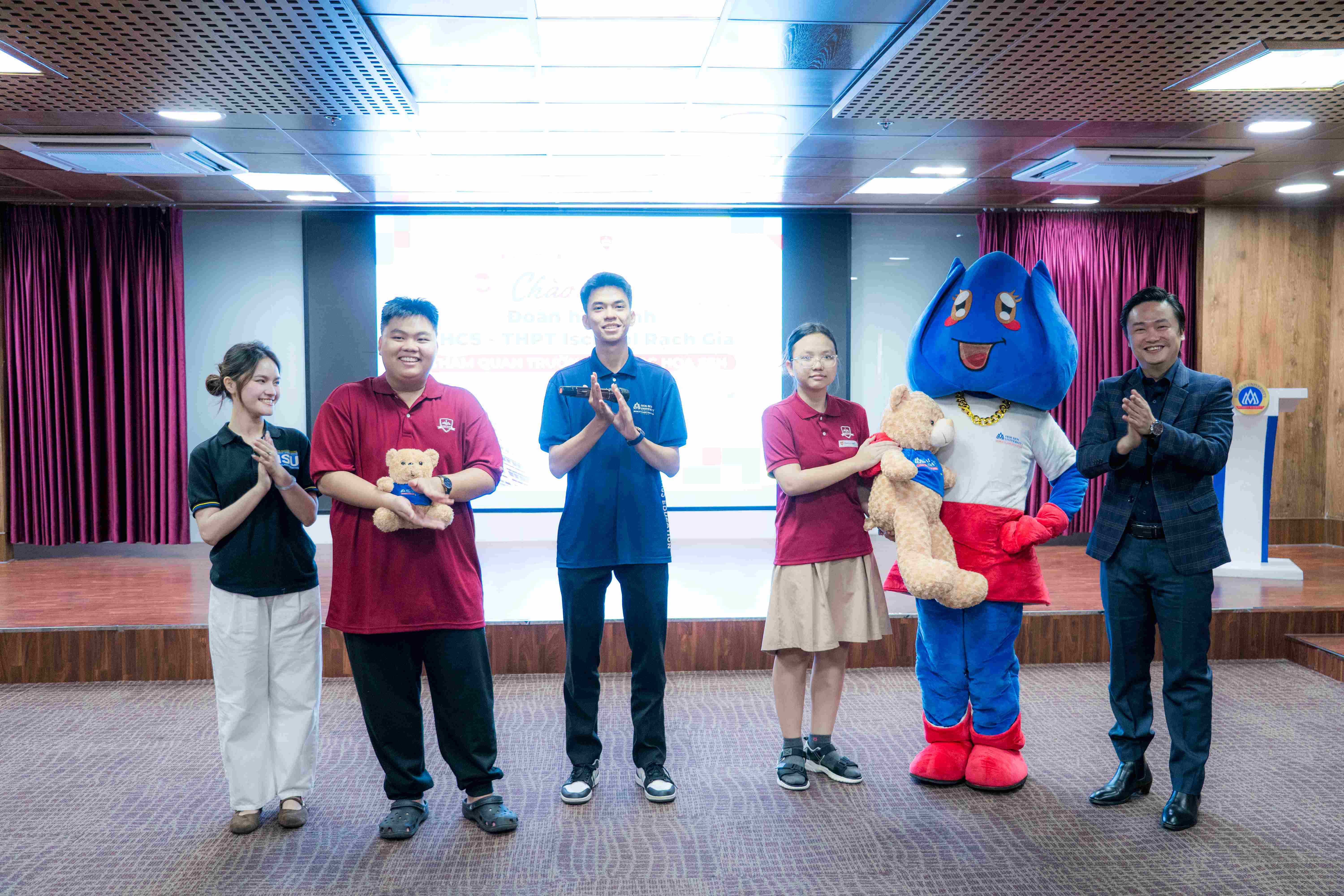 HSU đón đoàn học sinh iSchool Rạch Giá