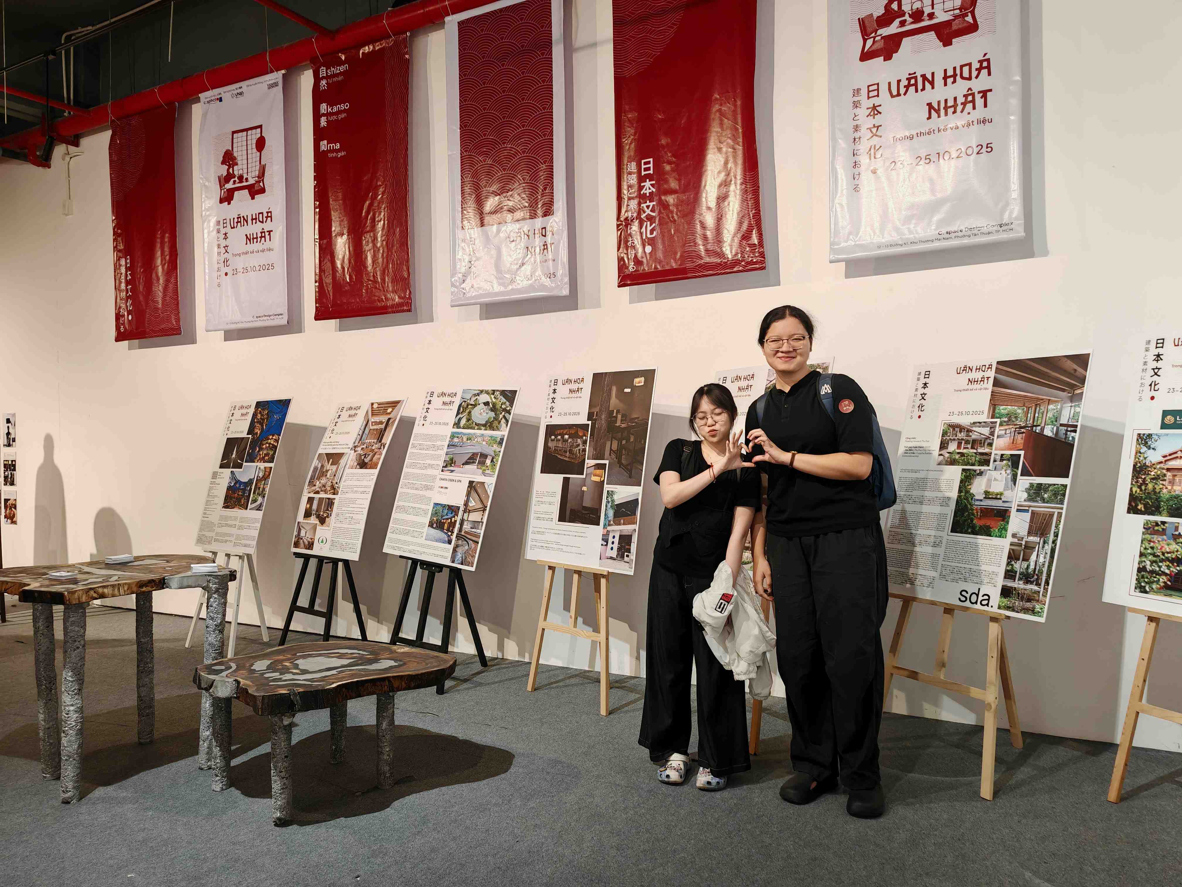 Sinh viên HSU - ngành thiết kế nội thất tham quan triển lãm Văn hóa Nhật trong thiết kế và vật liệu tại Cspace Integrated Complex