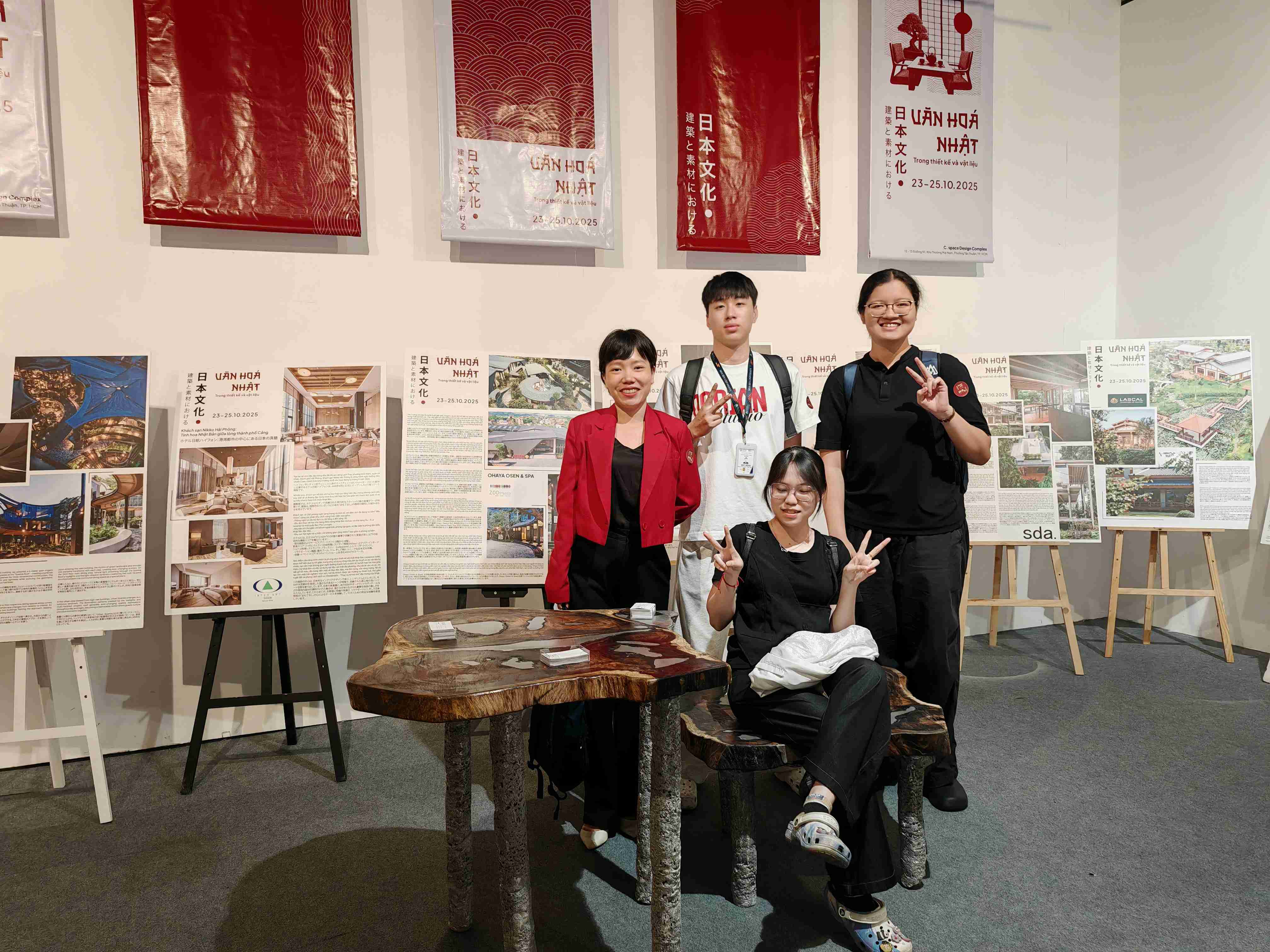 Sinh viên ngành thiết kế nội thất tham quan triển lãm Văn hóa Nhật trong thiết kế và vật liệu tại Cspace Integrated Complex