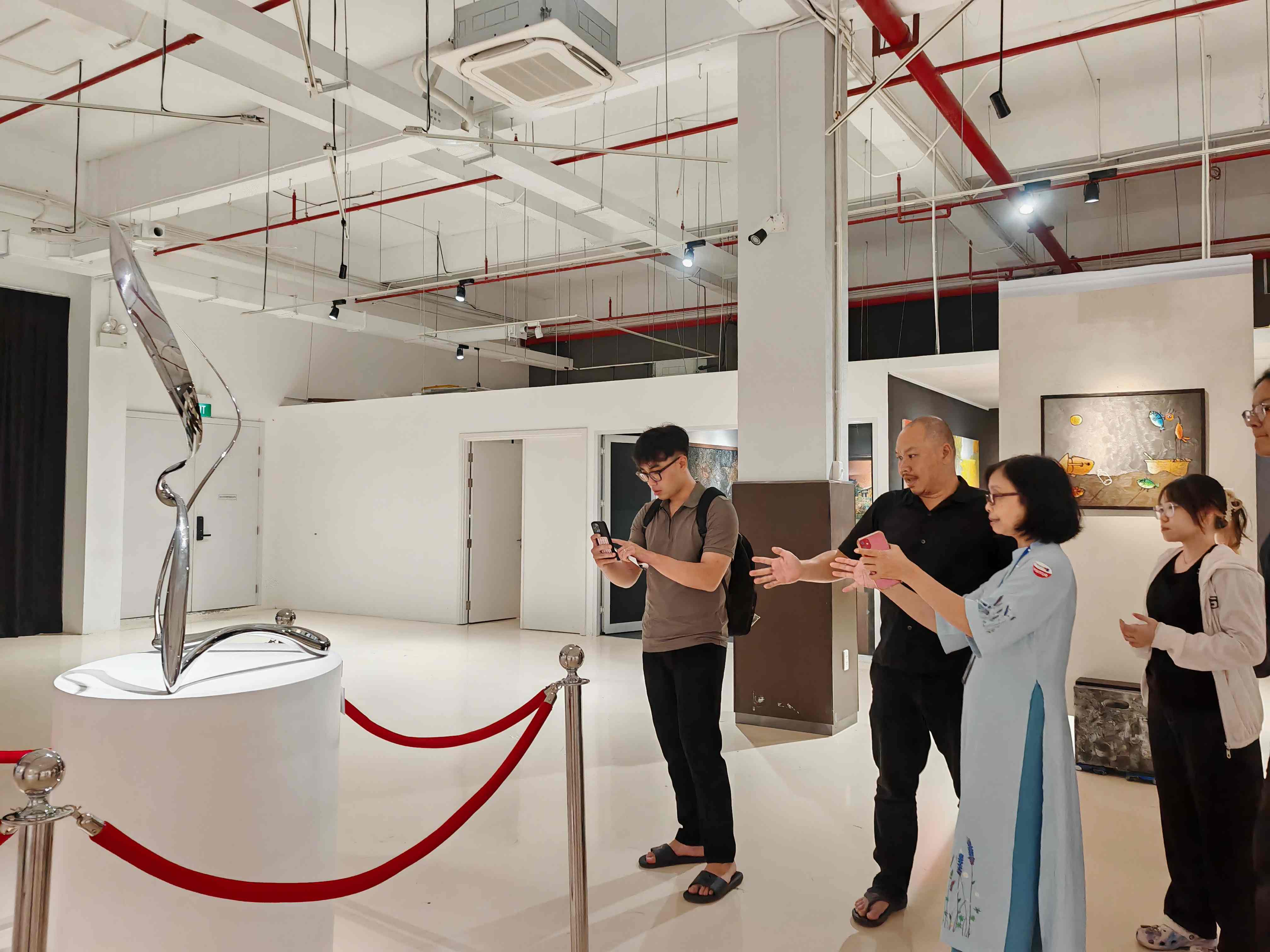 Sinh viên ngành thiết kế nội thất tham quan triển lãm Văn hóa Nhật trong thiết kế và vật liệu tại Cspace Integrated Complex