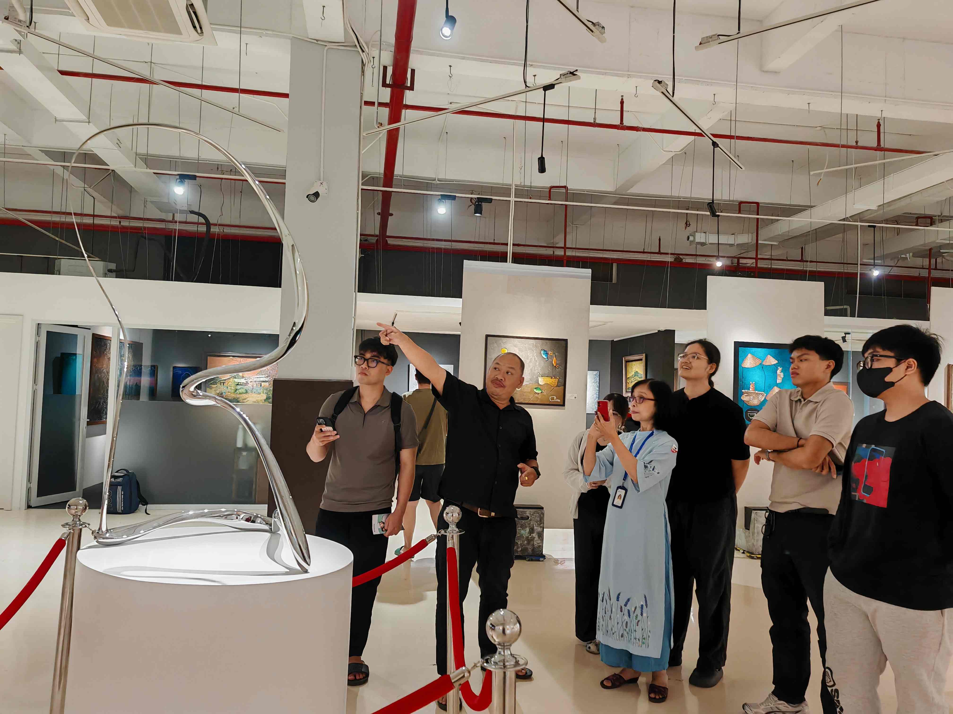 Sinh viên ngành thiết kế nội thất tham quan triển lãm Văn hóa Nhật trong thiết kế và vật liệu tại Cspace Integrated Complex