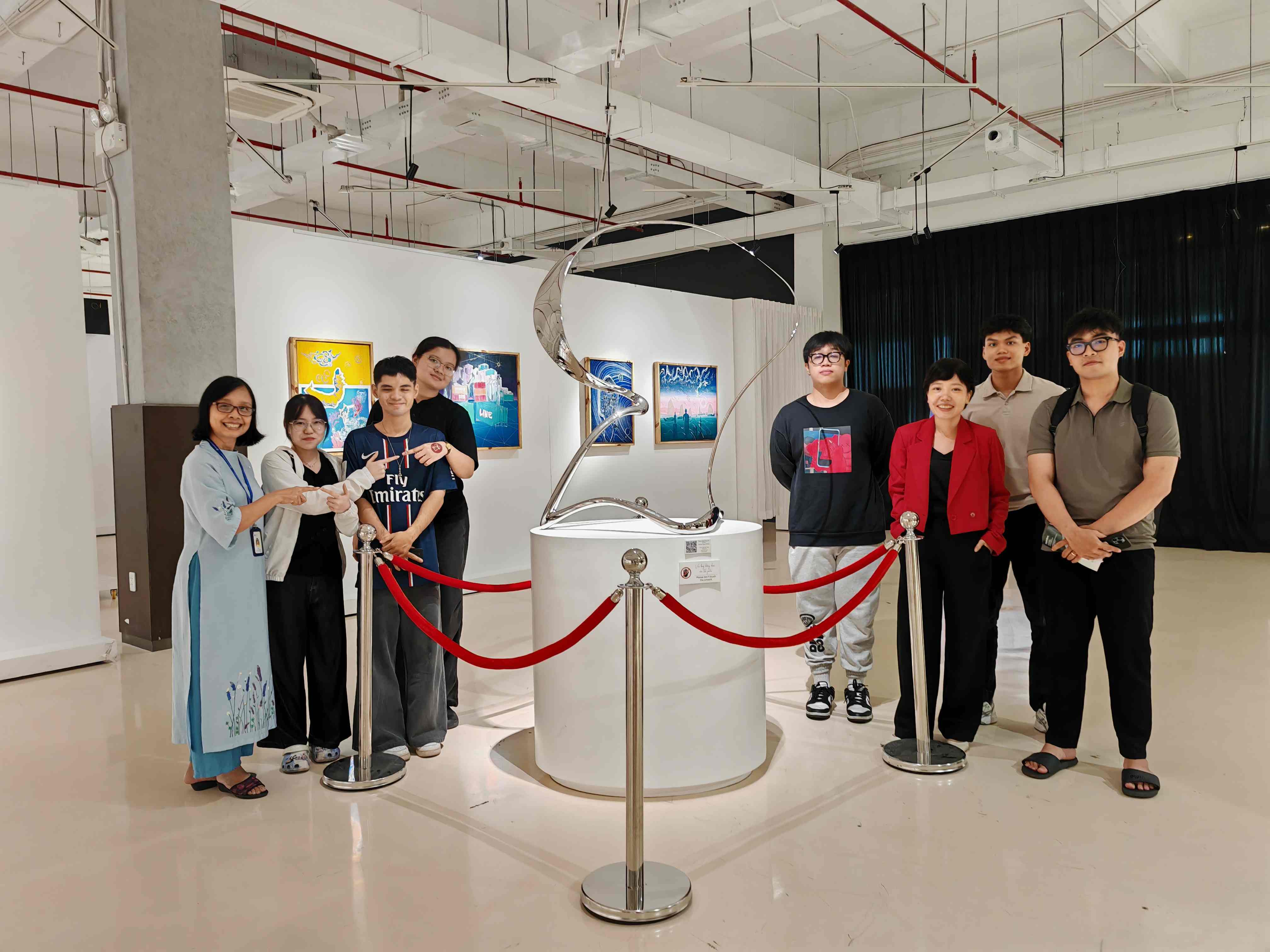 Sinh viên ngành thiết kế nội thất tham quan triển lãm Văn hóa Nhật trong thiết kế và vật liệu tại Cspace Integrated Complex