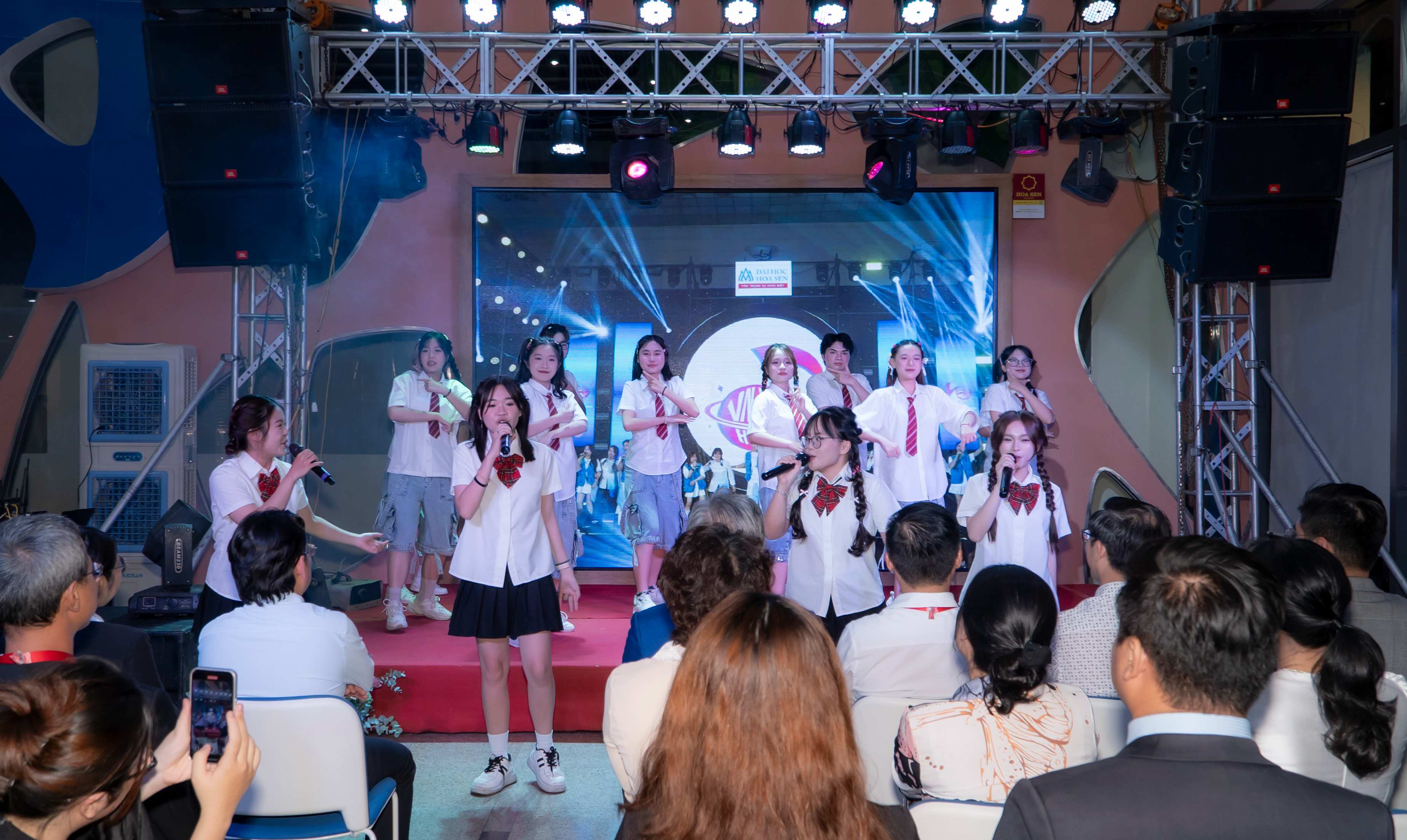 Đêm nhạc Hoa Sen tri ân - Hòa nhịp yêu thương