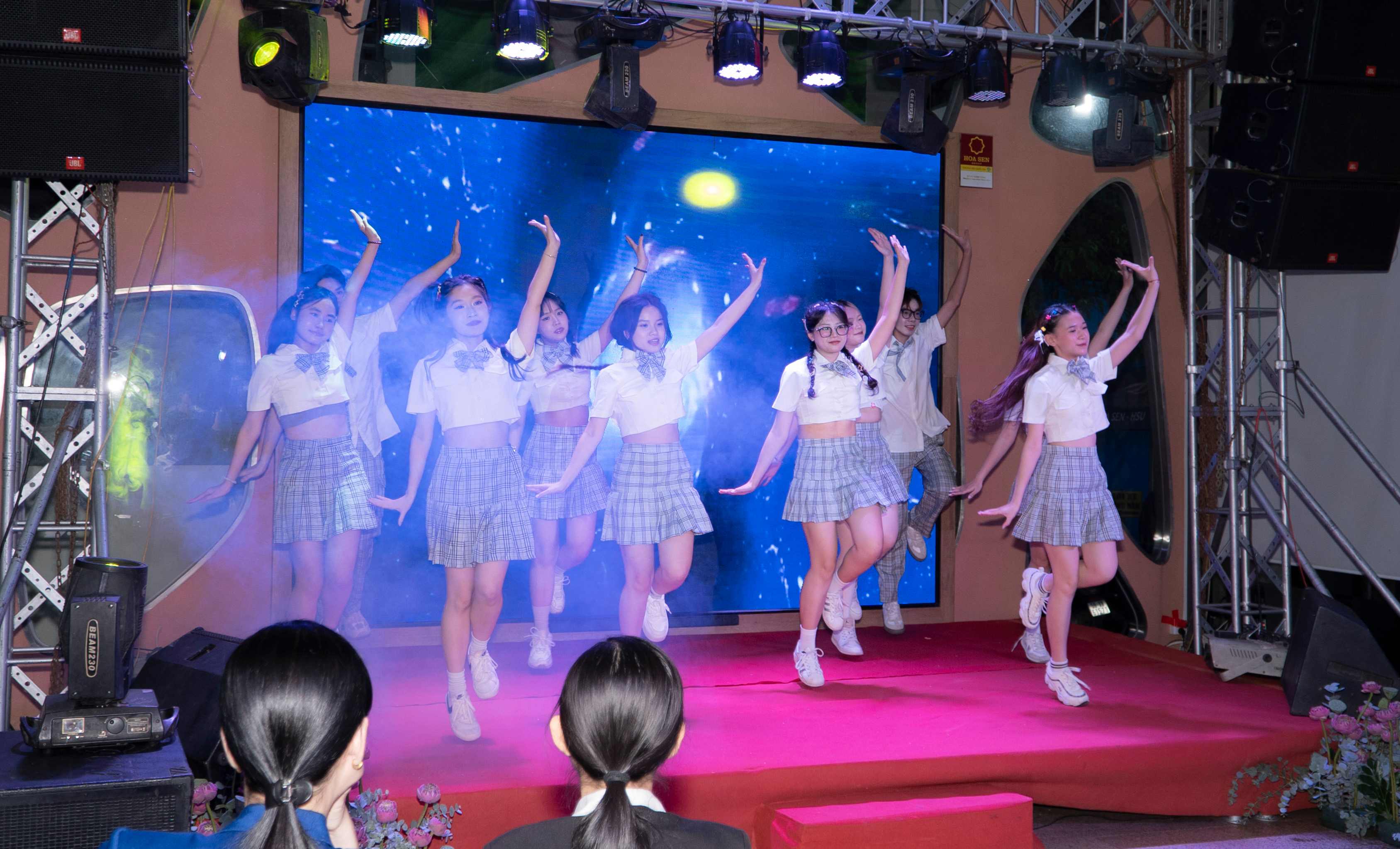 Đêm nhạc Hoa Sen tri ân - Hòa nhịp yêu thương