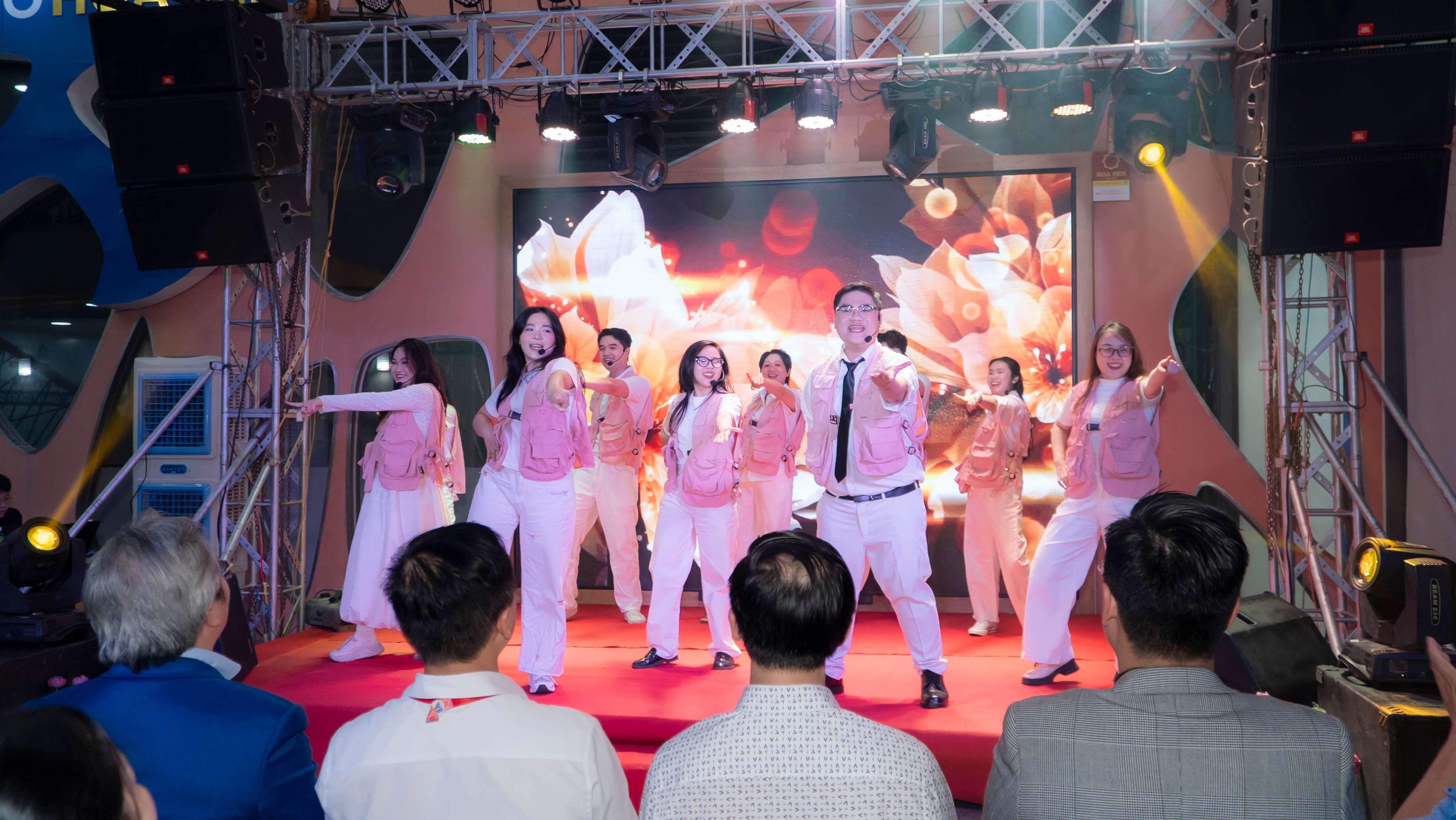 Đêm nhạc Hoa Sen tri ân - Hòa nhịp yêu thương