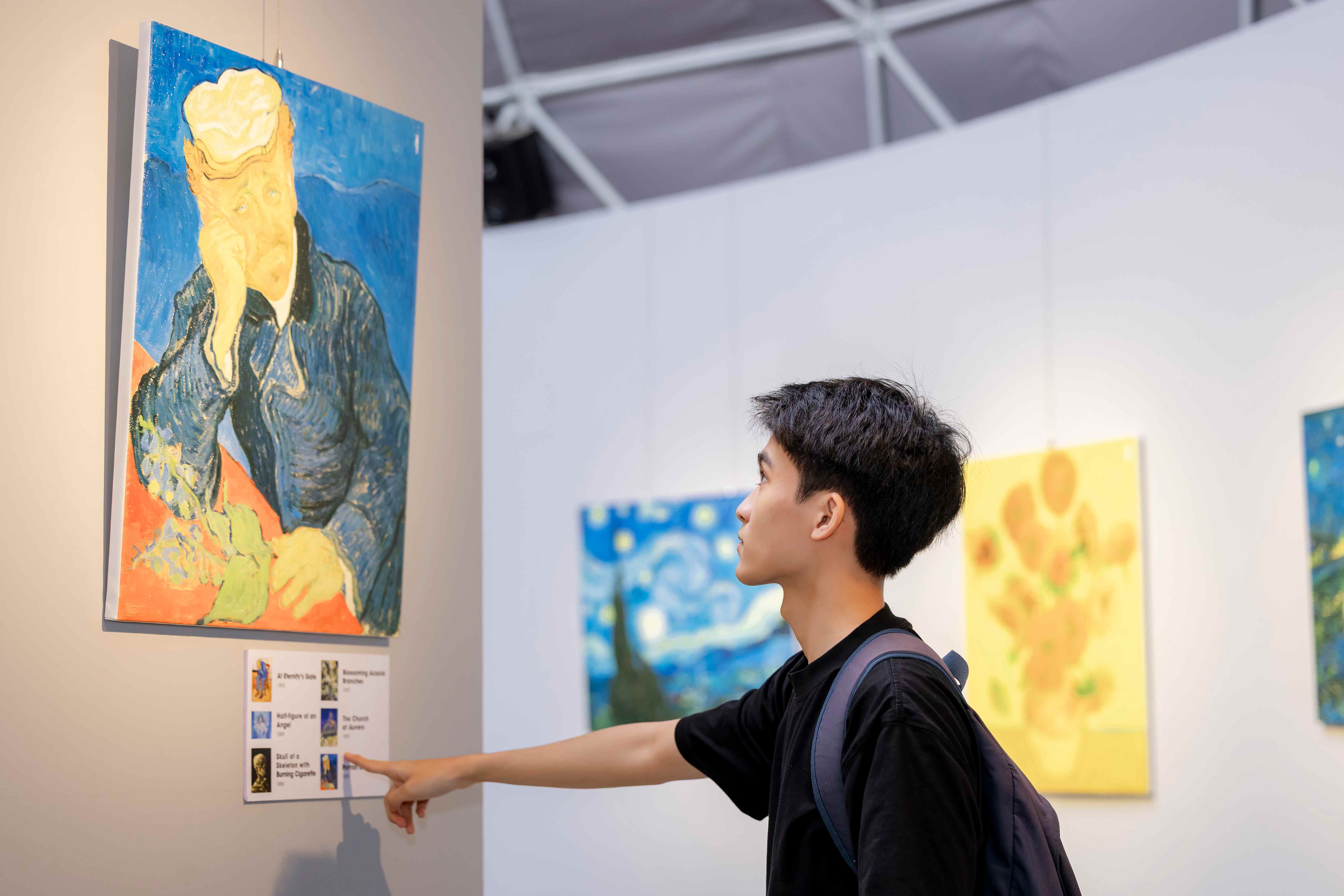 Sinh viên ngành Quản trị sự kiện HSU trải nghiệm thực tế tại triển lãm “TỎA – Soul of Van Gogh”