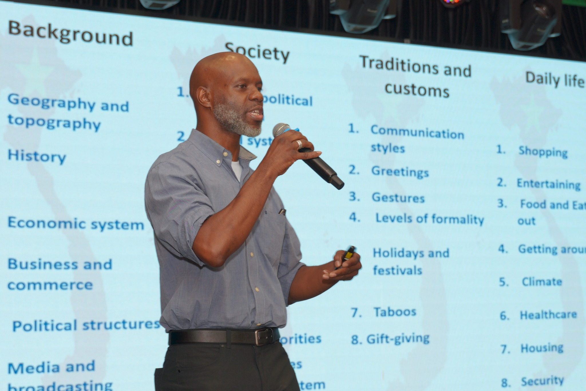 Gần 200 sinh viên 11 trường tham dự hội thảo giao tiếp liên văn hóa tại HSU