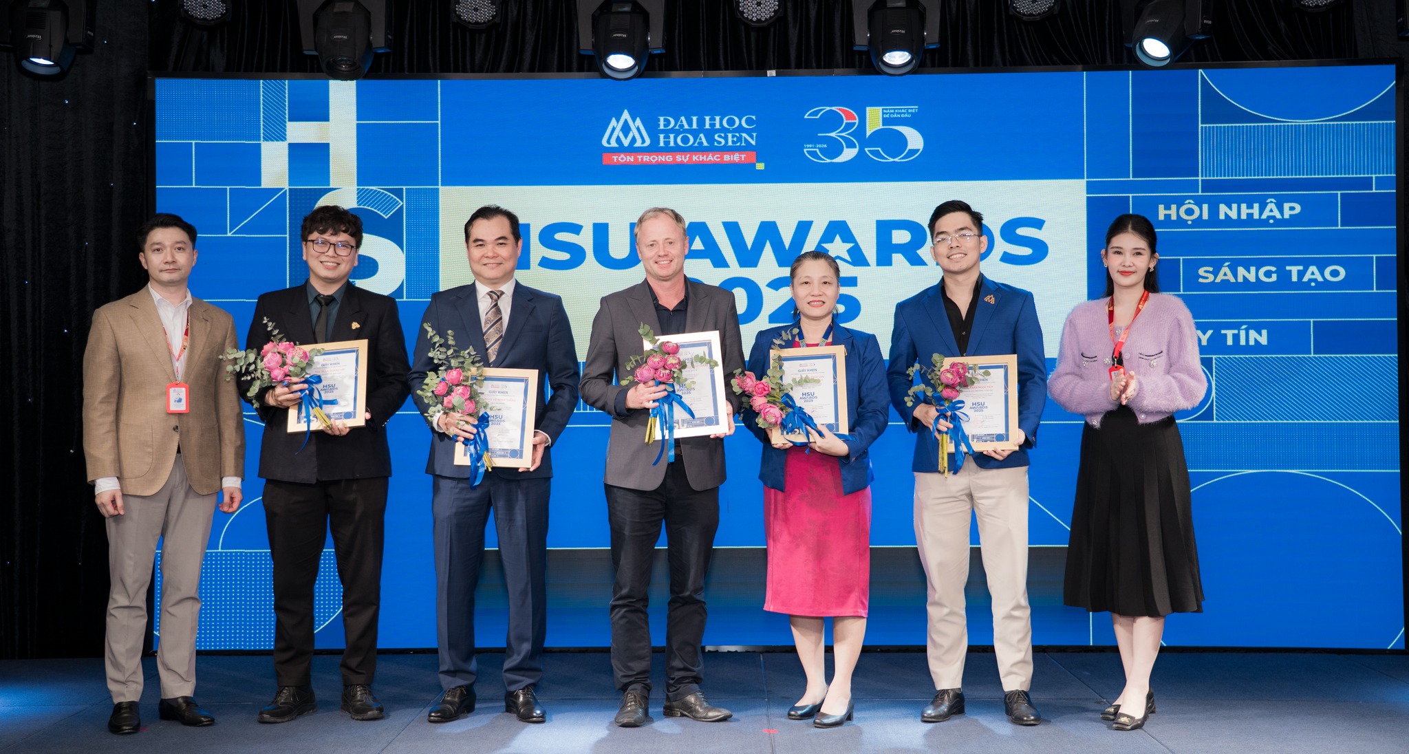 HSU Awards 2025: Tôn vinh những người gieo mầm tri thức “bình thường mà phi phàm”