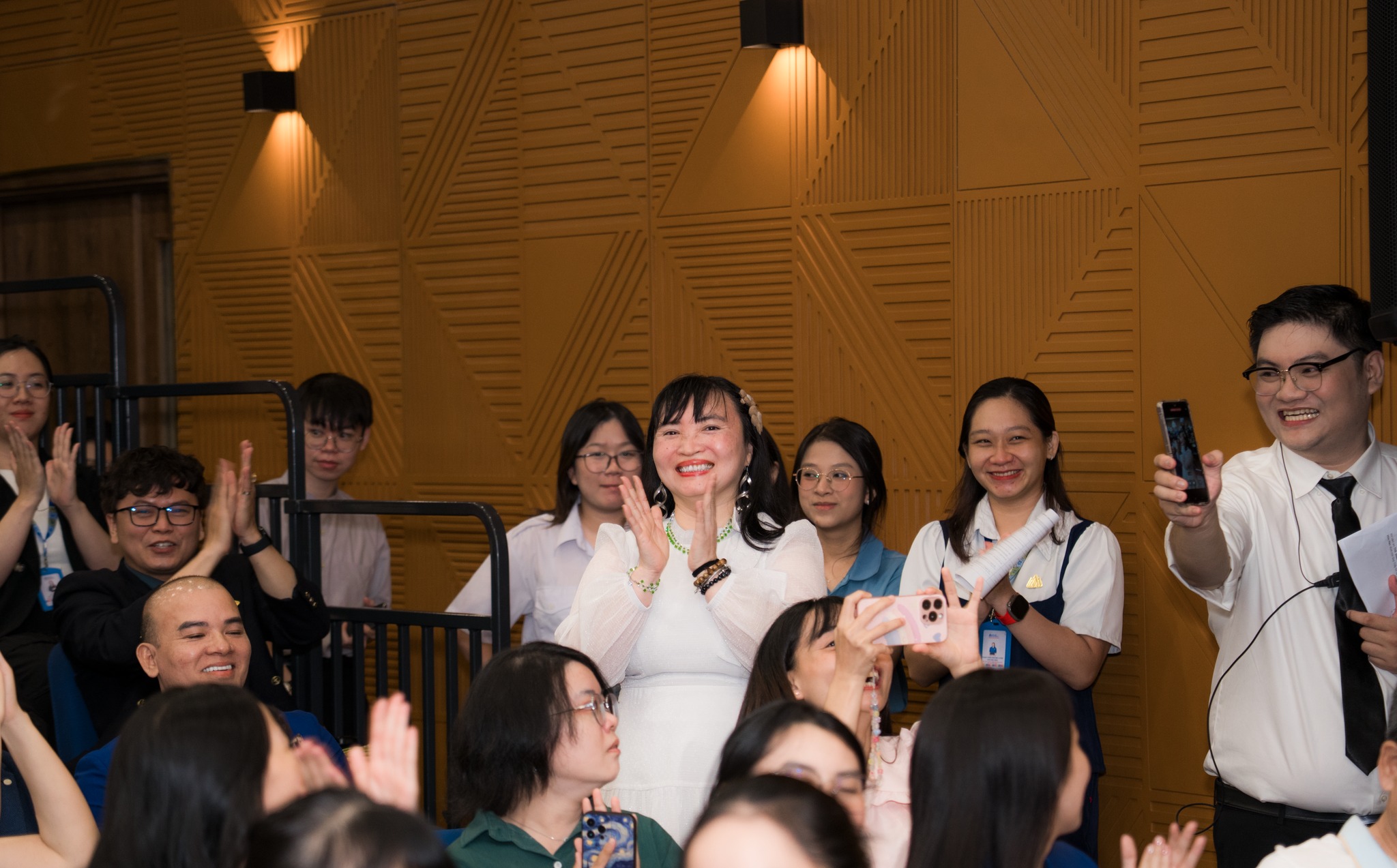 HSU Awards 2025: Tôn vinh những người gieo mầm tri thức “bình thường mà phi phàm”