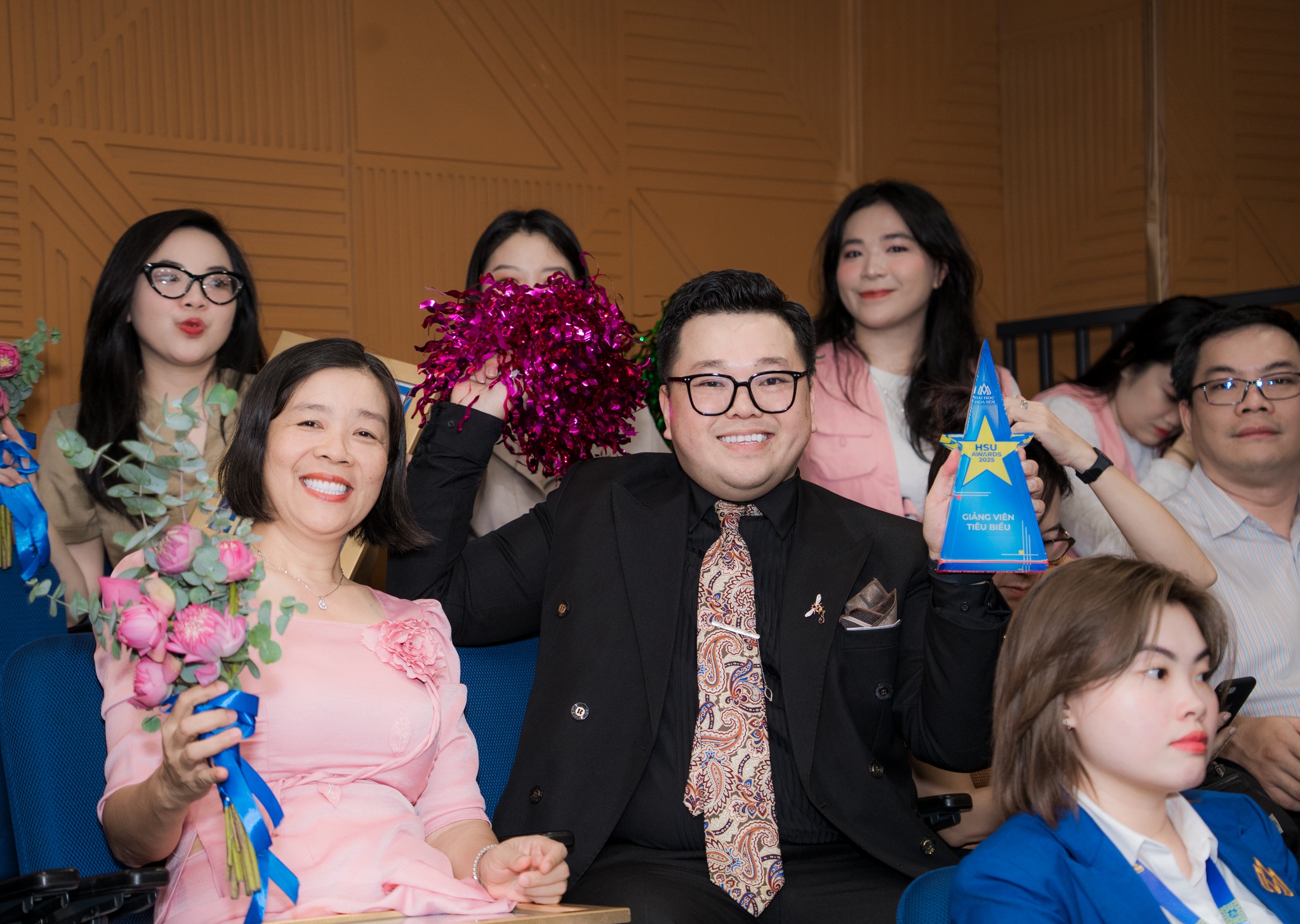 HSU Awards 2025: Tôn vinh những người gieo mầm tri thức “bình thường mà phi phàm”