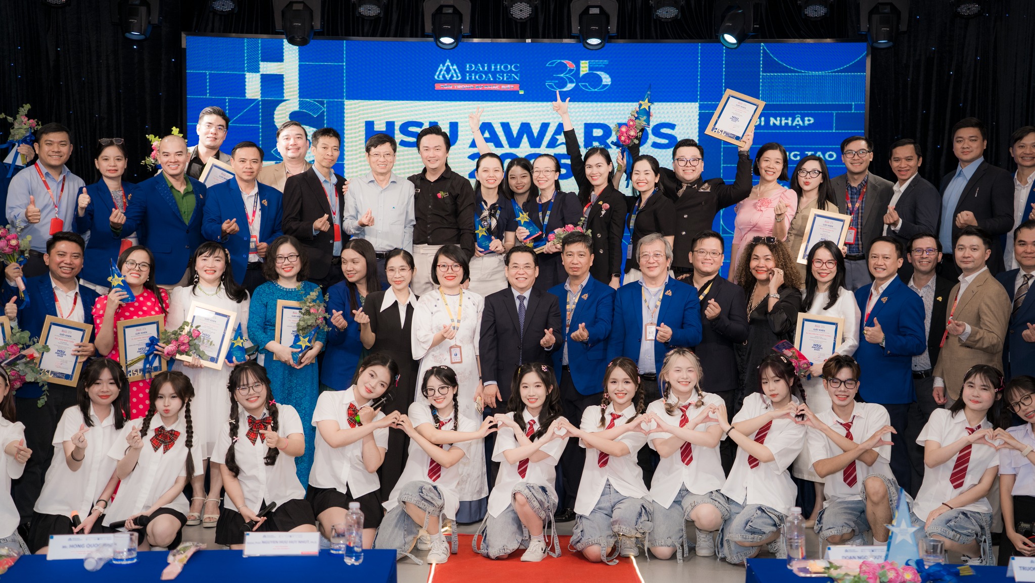 HSU Awards 2025: Tôn vinh những người gieo mầm tri thức “bình thường mà phi phàm”