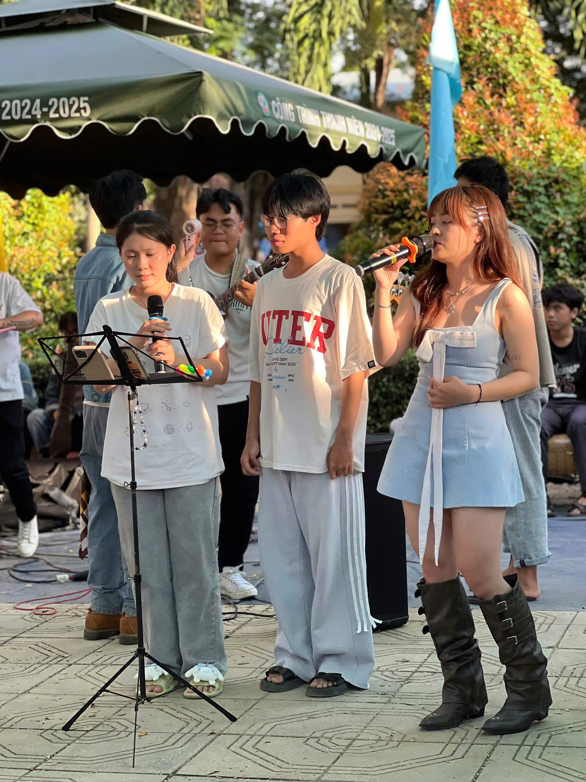 Ấm áp mùa tri ân: Đại học Hoa Sen tham gia kỷ niệm 70 năm THPT Sa Đéc