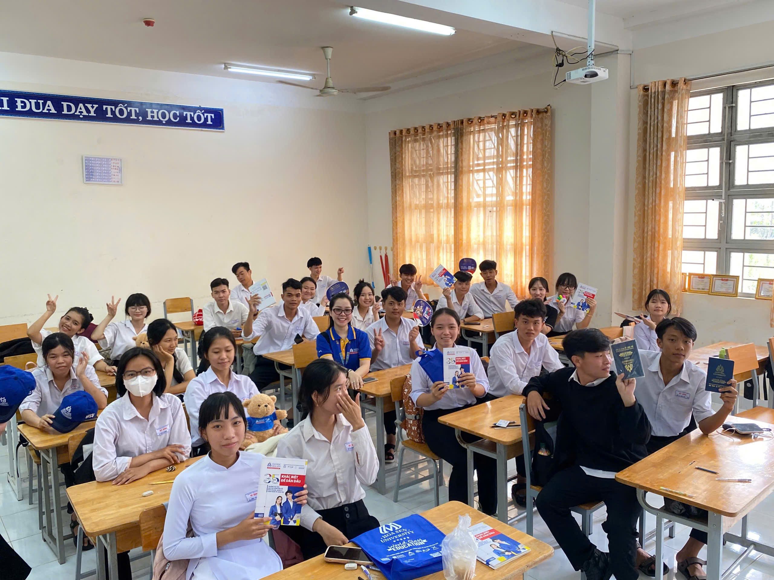 HSU đồng hành cùng học sinh THPT khu vực Tây Ninh qua hoạt động sáng tạo giờ ra chơi