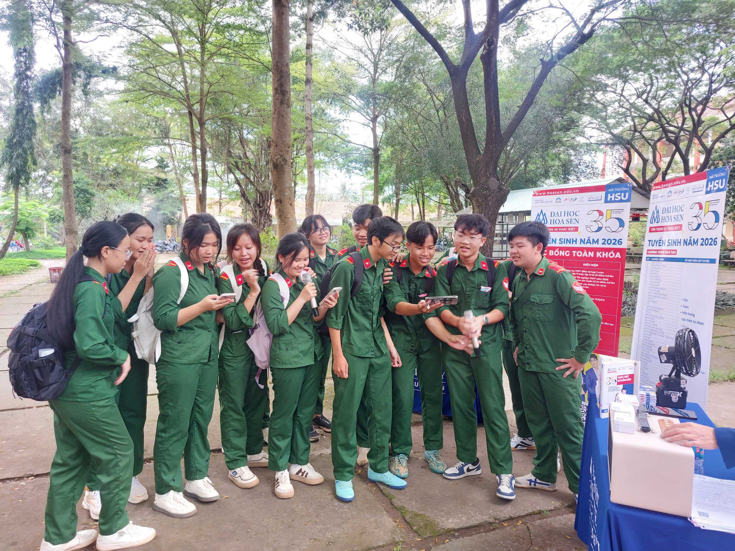 HSU lan tỏa năng lượng sáng tạo trong giờ ra chơi tại các trường THPT