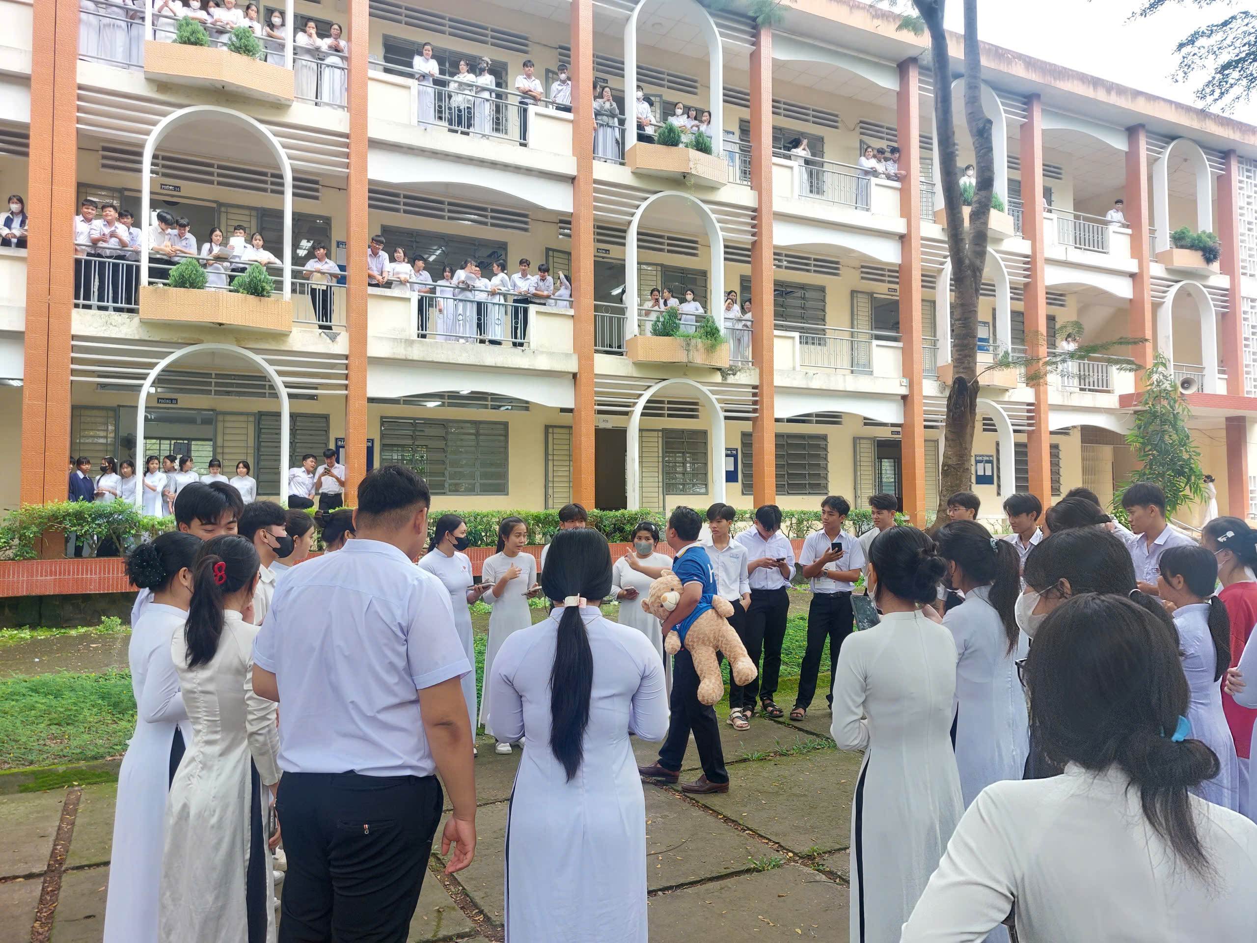 HSU đồng hành cùng học sinh THPT khu vực Tây Ninh qua hoạt động sáng tạo giờ ra chơi