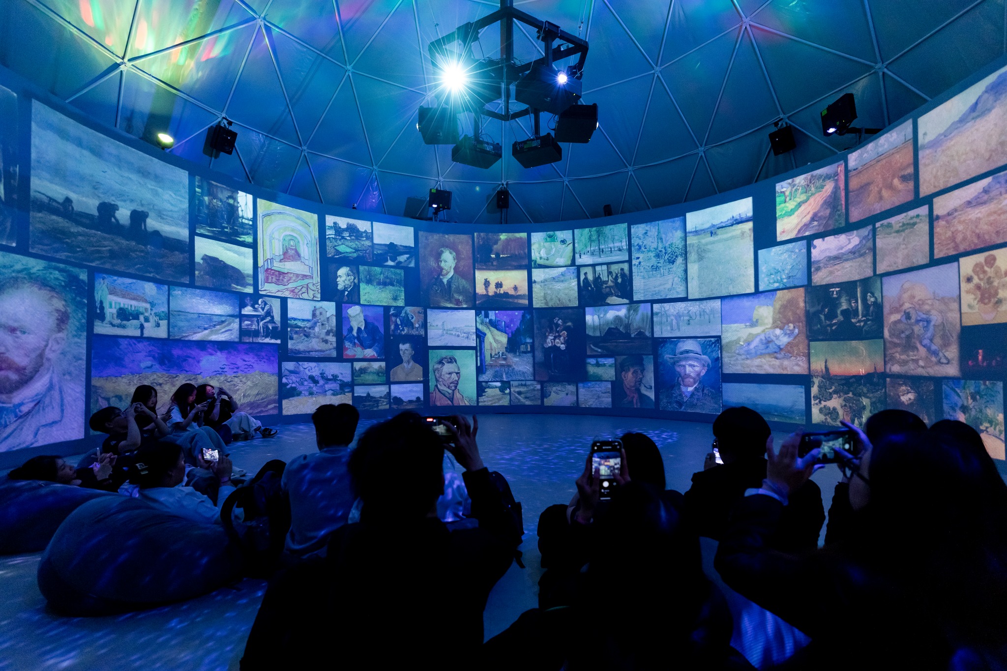 Sinh viên ngành Quản trị sự kiện HSU tham quan triển lãm “TỎA – Soul of Van Gogh”