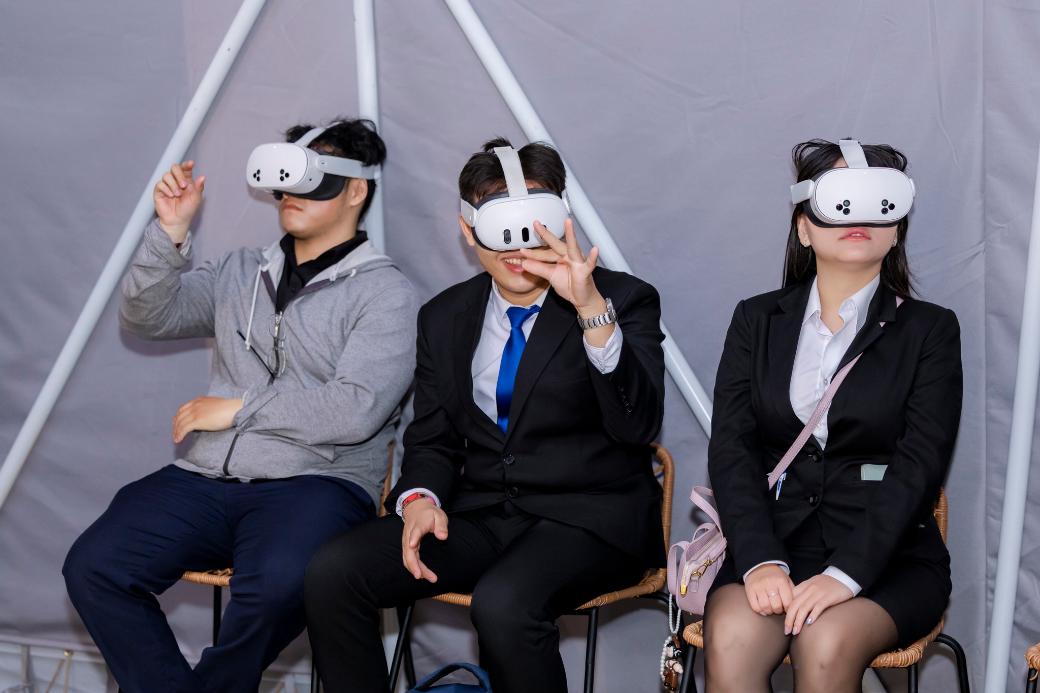 Sinh viên ngành Quản trị sự kiện HSU trải nghiệm thực tế tại triển lãm “TỎA – Soul of Van Gogh”