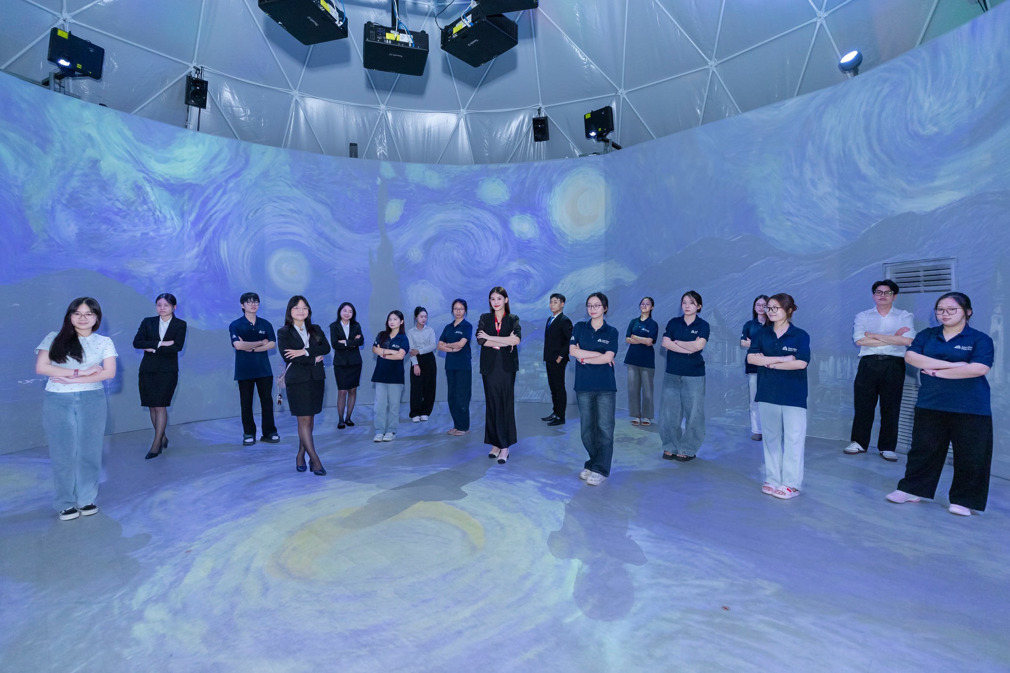 Sinh viên ngành Quản trị sự kiện HSU trải nghiệm thực tế tại triển lãm “TỎA – Soul of Van Gogh”