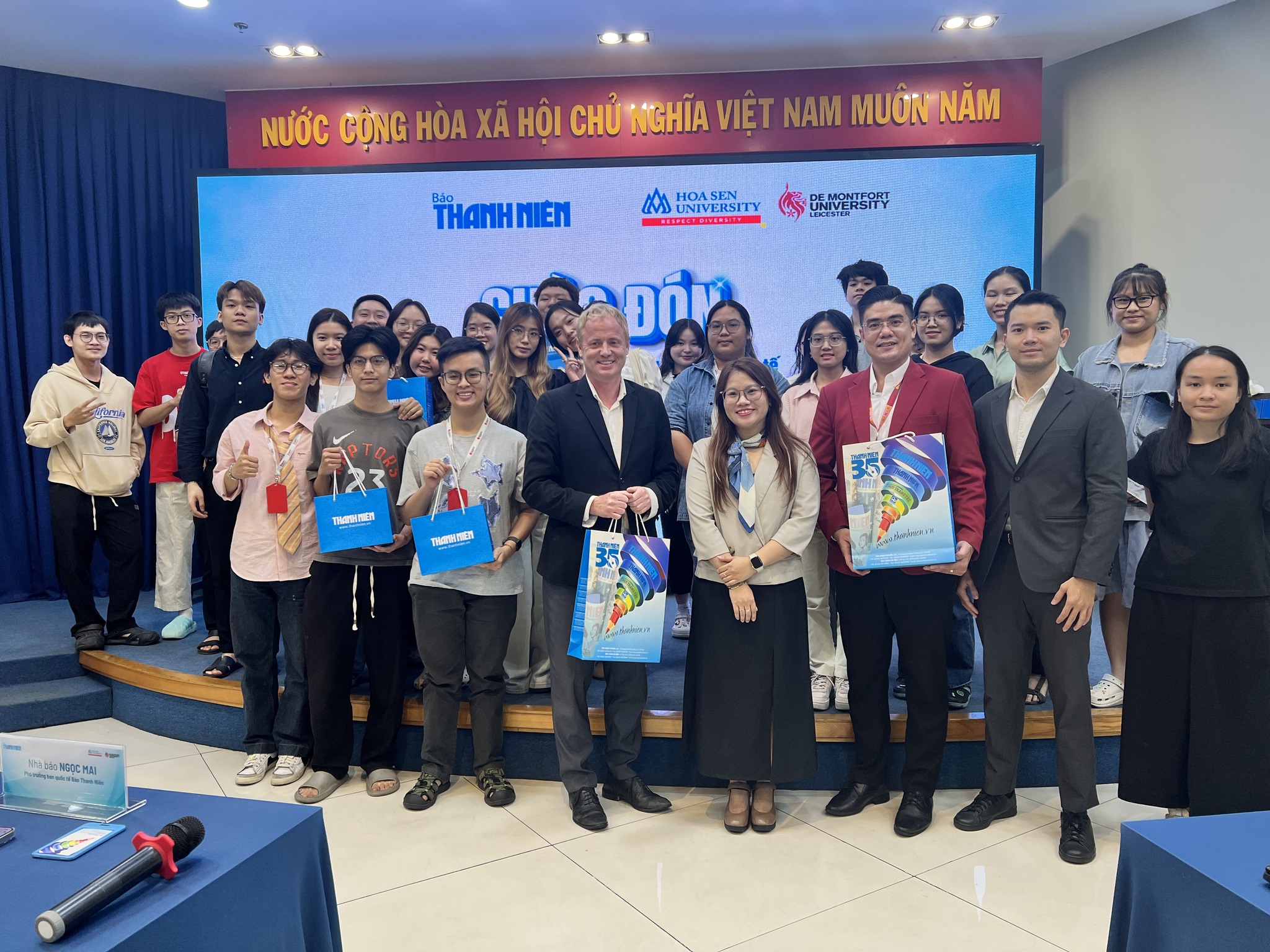 Sinh viên DMU–HSU học thực chiến tại Báo Thanh Niên