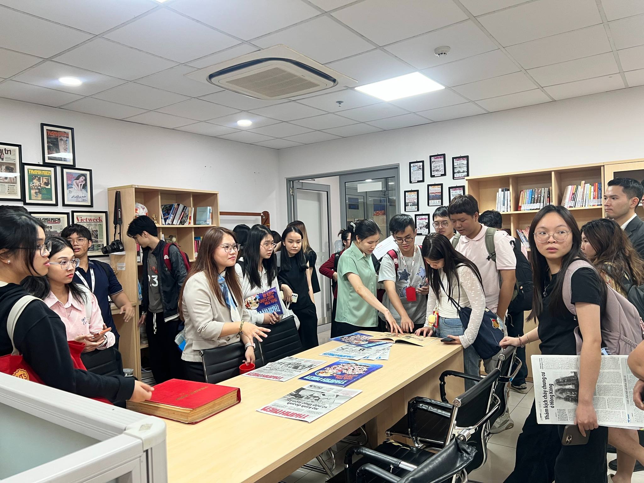 Sinh viên DMU–HSU học thực chiến tại Báo Thanh Niên